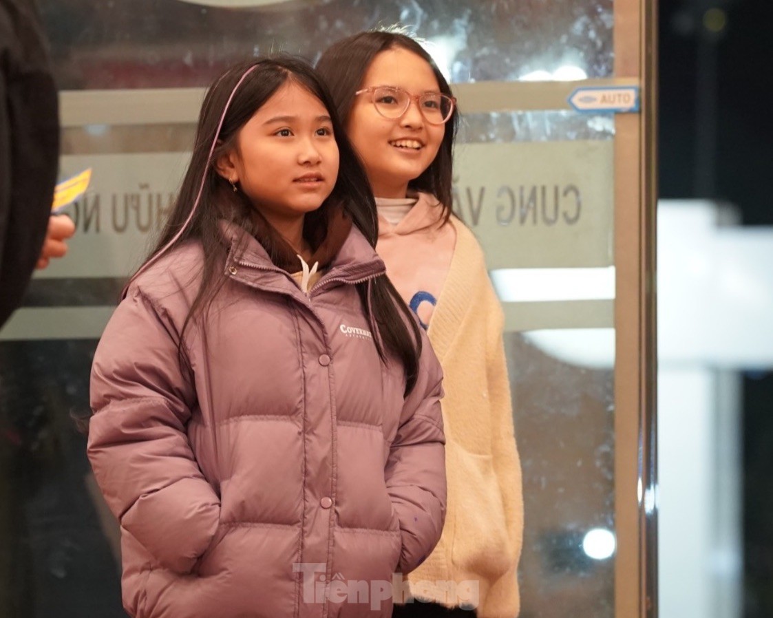 Ngày ghi hình Táo Quân đầu tiên: Phe vé đông nghịt, khán giả náo nức - Ảnh 10