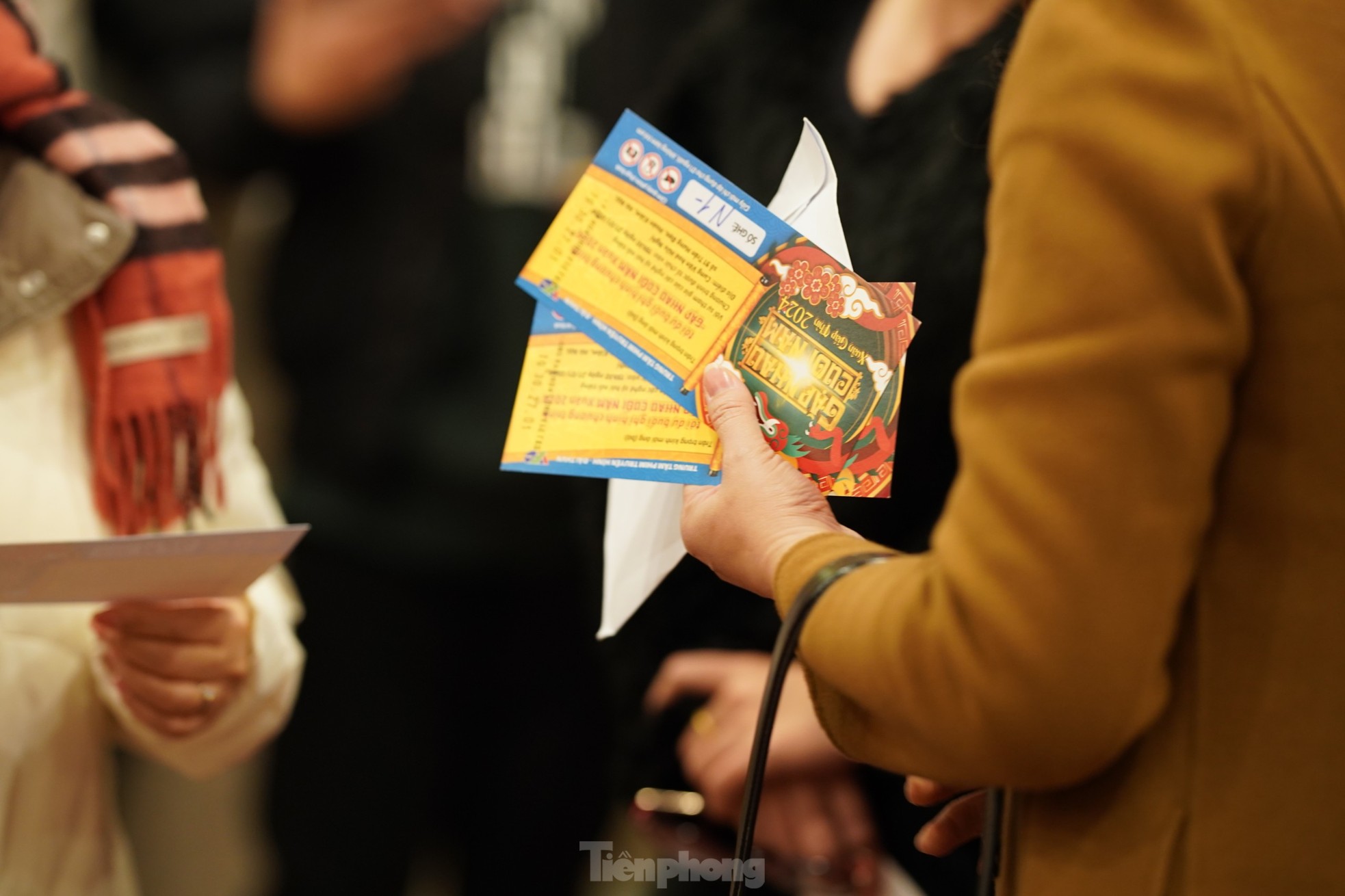 Ngày ghi hình Táo Quân đầu tiên: Phe vé đông nghịt, khán giả náo nức - Ảnh 14