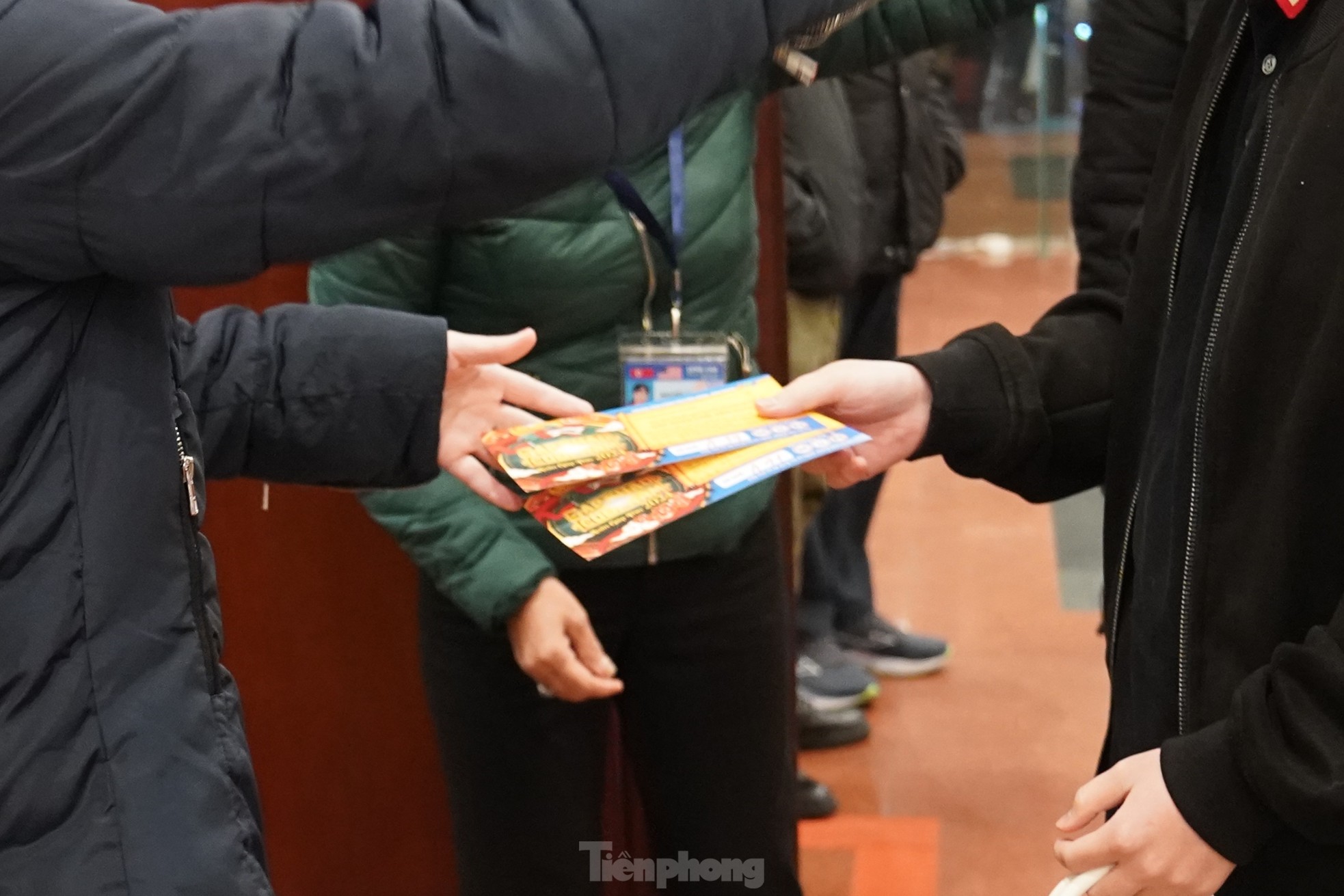 Ngày ghi hình Táo Quân đầu tiên: Phe vé đông nghịt, khán giả náo nức - Ảnh 3