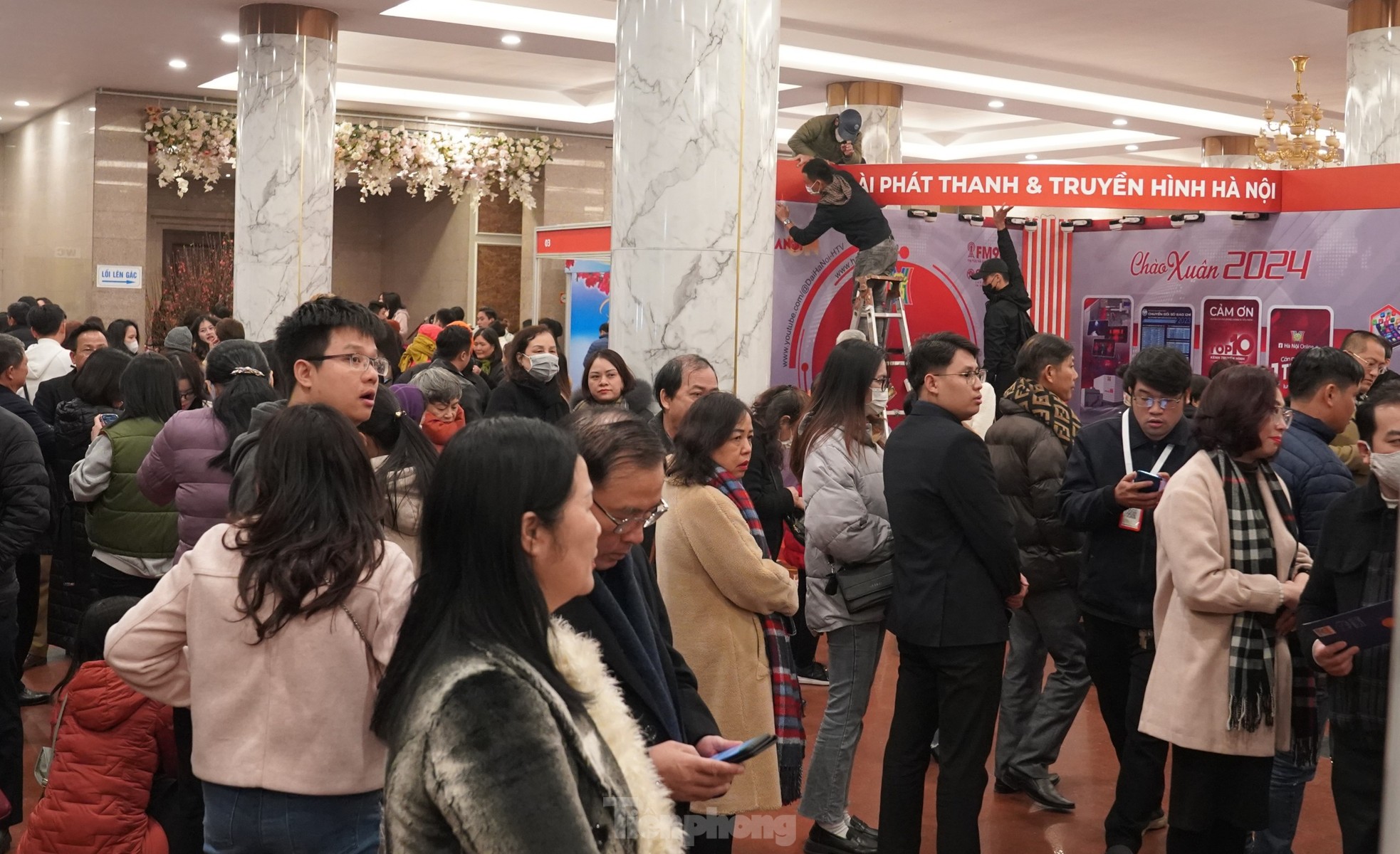 Ngày ghi hình Táo Quân đầu tiên: Phe vé đông nghịt, khán giả náo nức - Ảnh 2