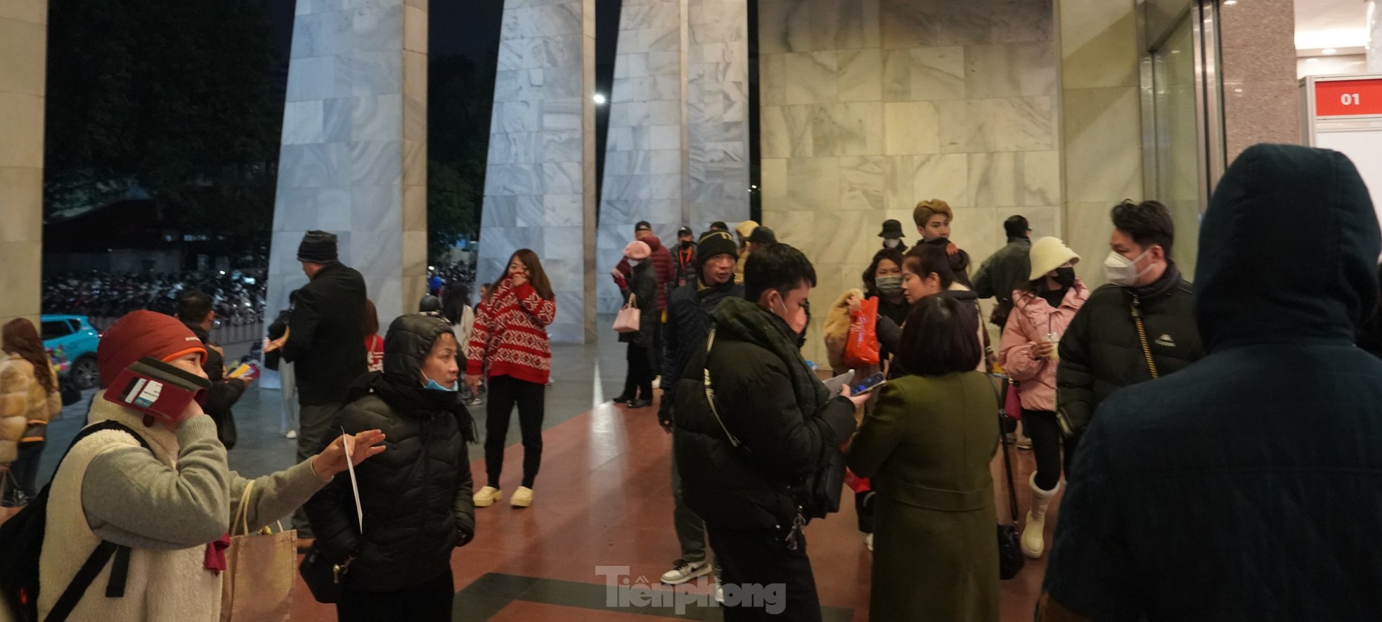 Ngày ghi hình Táo Quân đầu tiên: Phe vé đông nghịt, khán giả náo nức - Ảnh 15