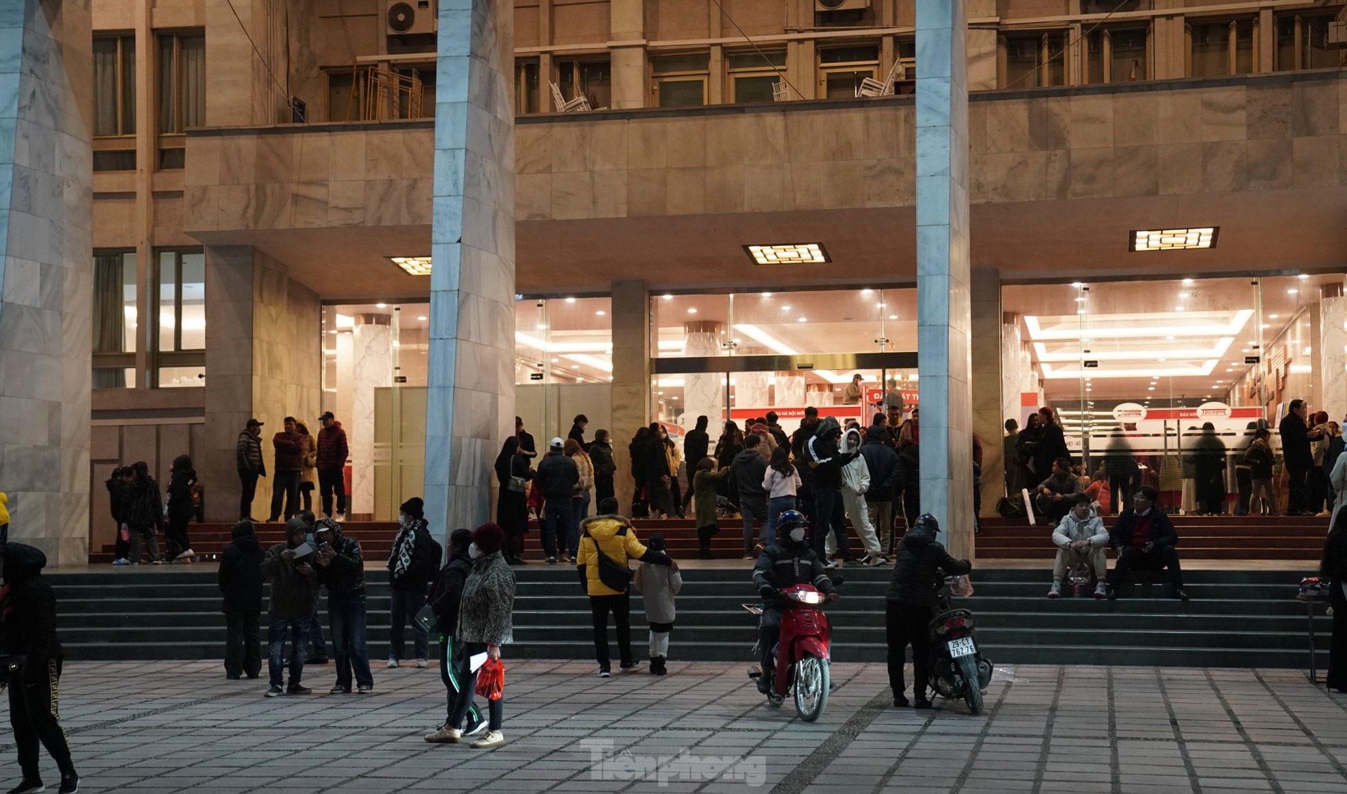 Ngày ghi hình Táo Quân đầu tiên: Phe vé đông nghịt, khán giả náo nức - Ảnh 1