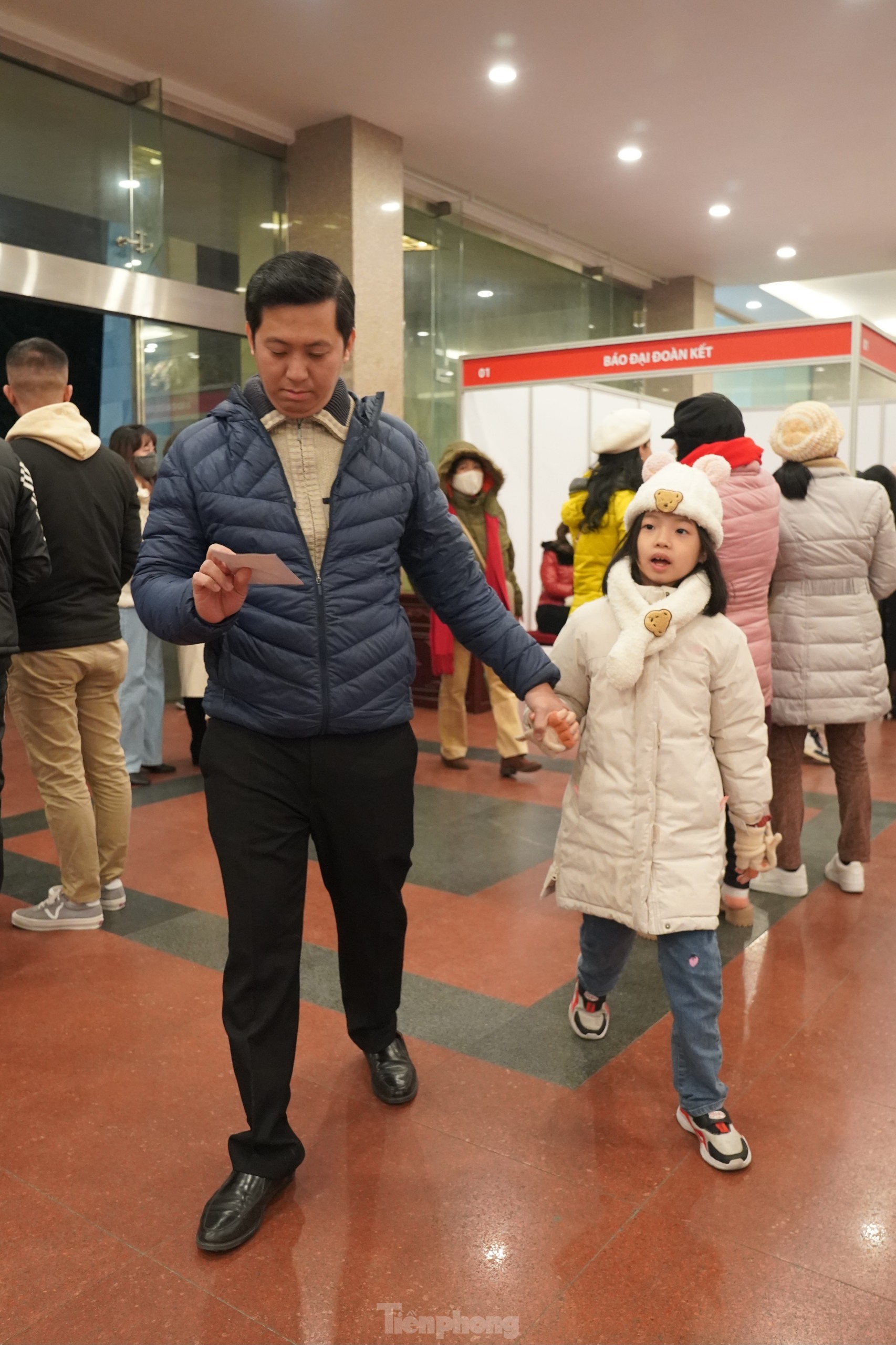 Ngày ghi hình Táo Quân đầu tiên: Phe vé đông nghịt, khán giả náo nức - Ảnh 12