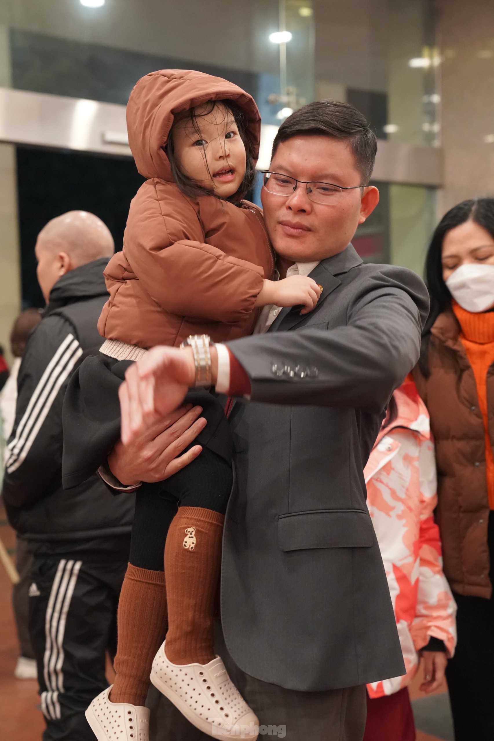 Ngày ghi hình Táo Quân đầu tiên: Phe vé đông nghịt, khán giả náo nức - Ảnh 11