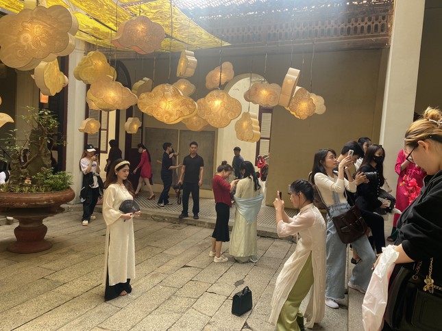 Kiếm bộn tiền với trào lưu chụp ảnh Tết Hà Nội - Ảnh 1