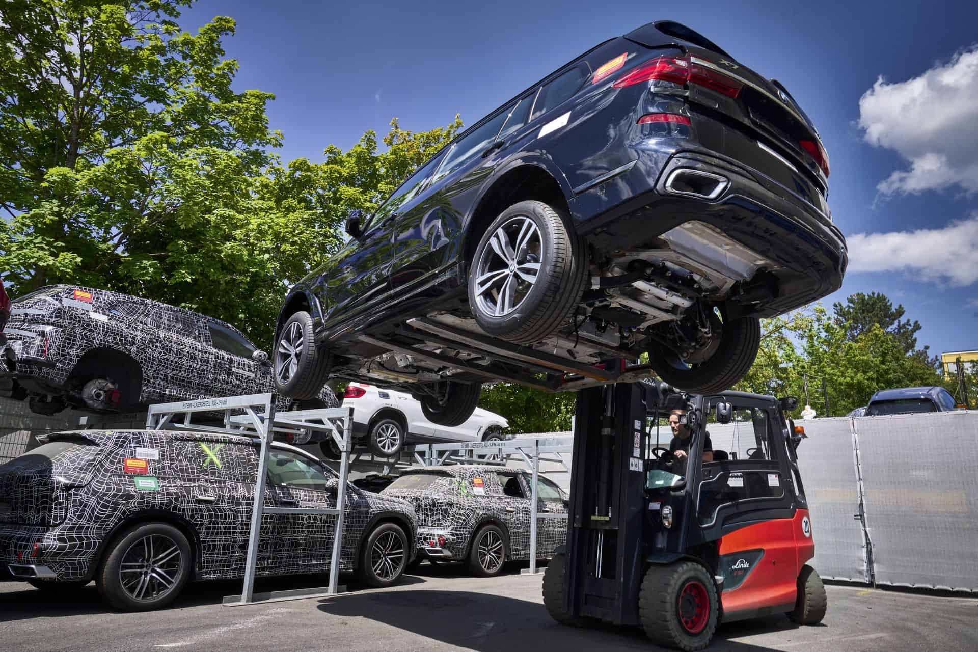 Bimmer sẽ không muốn thấy cảnh này: Mỗi năm có 10.000 xe BMW bị phá tại đây, nhiều chi tiết bị ép nát thành khối - Ảnh 1