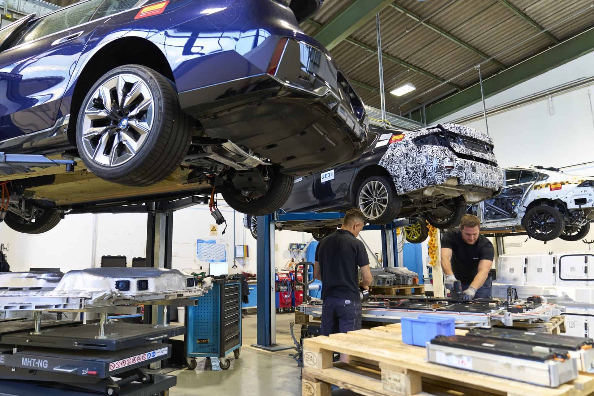 Bimmer sẽ không muốn thấy cảnh này: Mỗi năm có 10.000 xe BMW bị phá tại đây, nhiều chi tiết bị ép nát thành khối - Ảnh 2