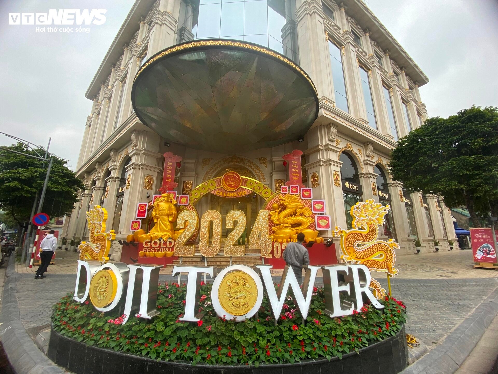 Trung tâm thương mại ở Hà Nội trang hoàng lộng lẫy đón Tết Giáp Thìn 2024 - Ảnh 11