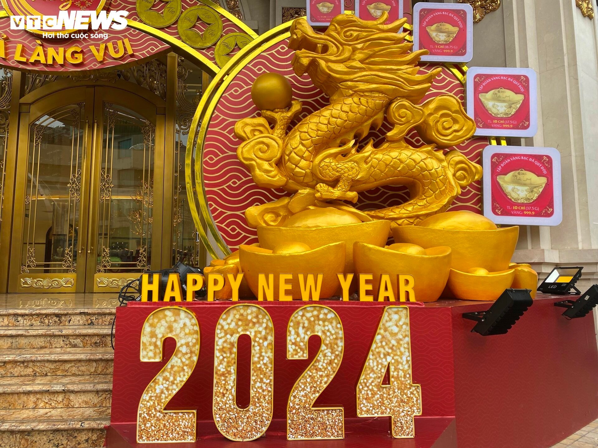 Trung tâm thương mại ở Hà Nội trang hoàng lộng lẫy đón Tết Giáp Thìn 2024 - Ảnh 12