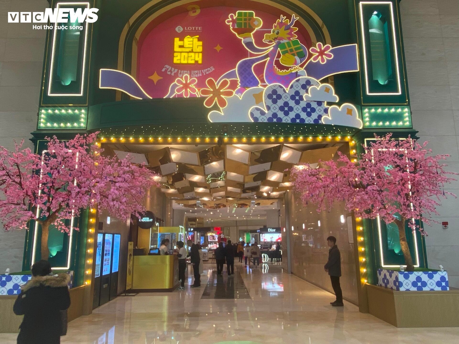 Trung tâm thương mại ở Hà Nội trang hoàng lộng lẫy đón Tết Giáp Thìn 2024 - Ảnh 13