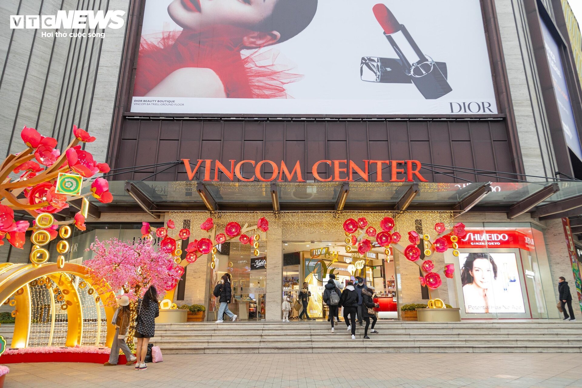 Trung tâm thương mại ở Hà Nội trang hoàng lộng lẫy đón Tết Giáp Thìn 2024 - Ảnh 1