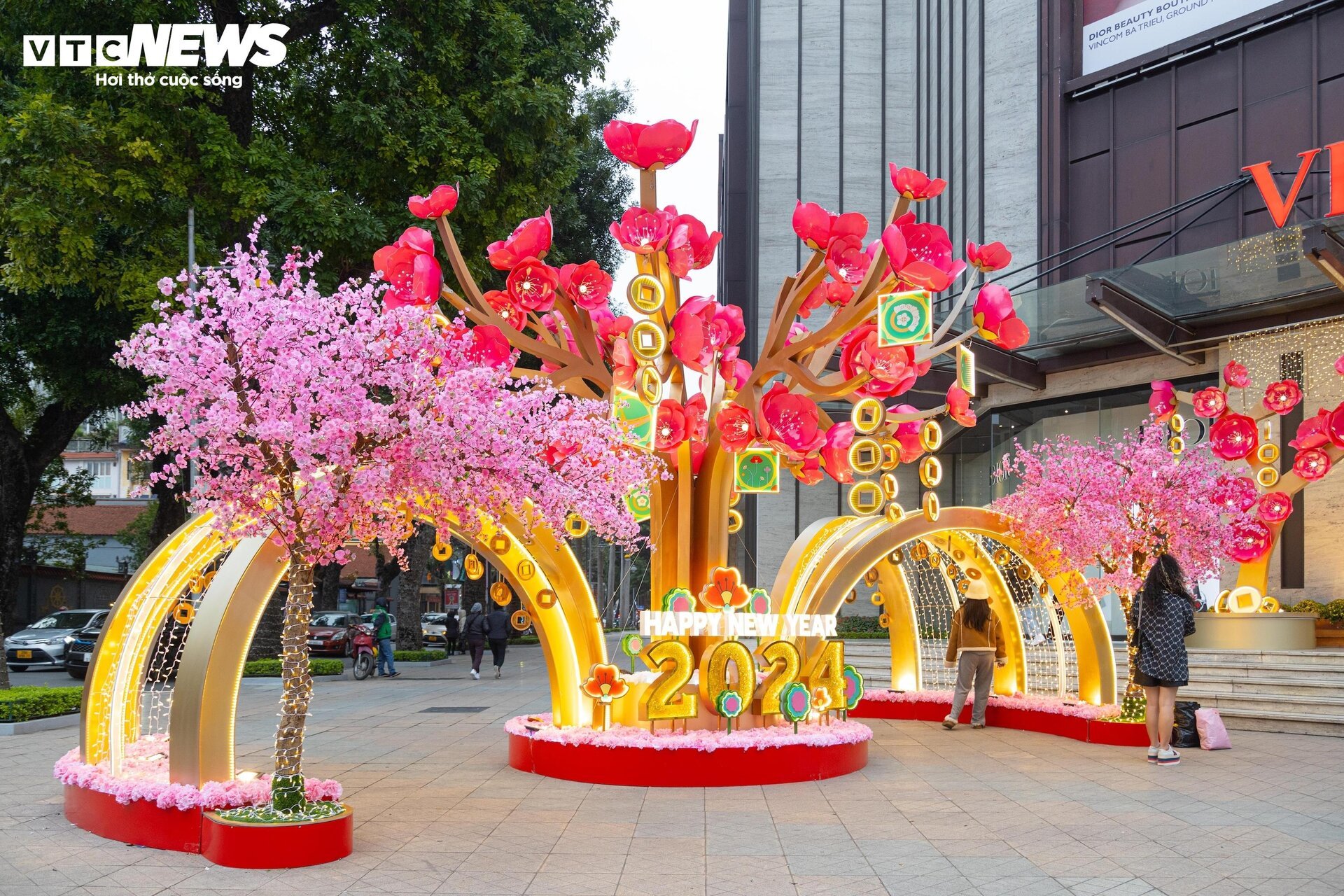 Trung tâm thương mại ở Hà Nội trang hoàng lộng lẫy đón Tết Giáp Thìn 2024 - Ảnh 2