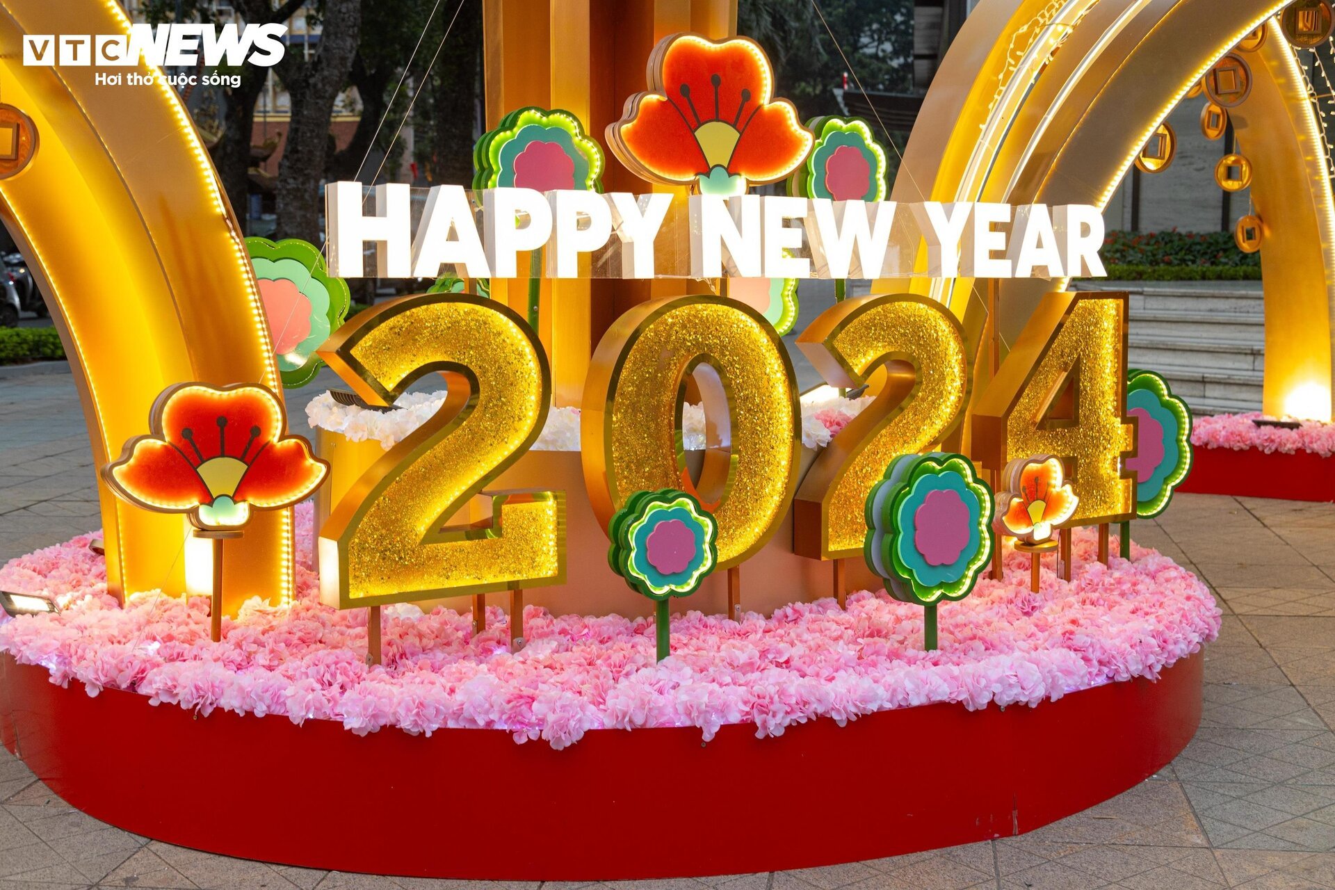 Trung tâm thương mại ở Hà Nội trang hoàng lộng lẫy đón Tết Giáp Thìn 2024 - Ảnh 3