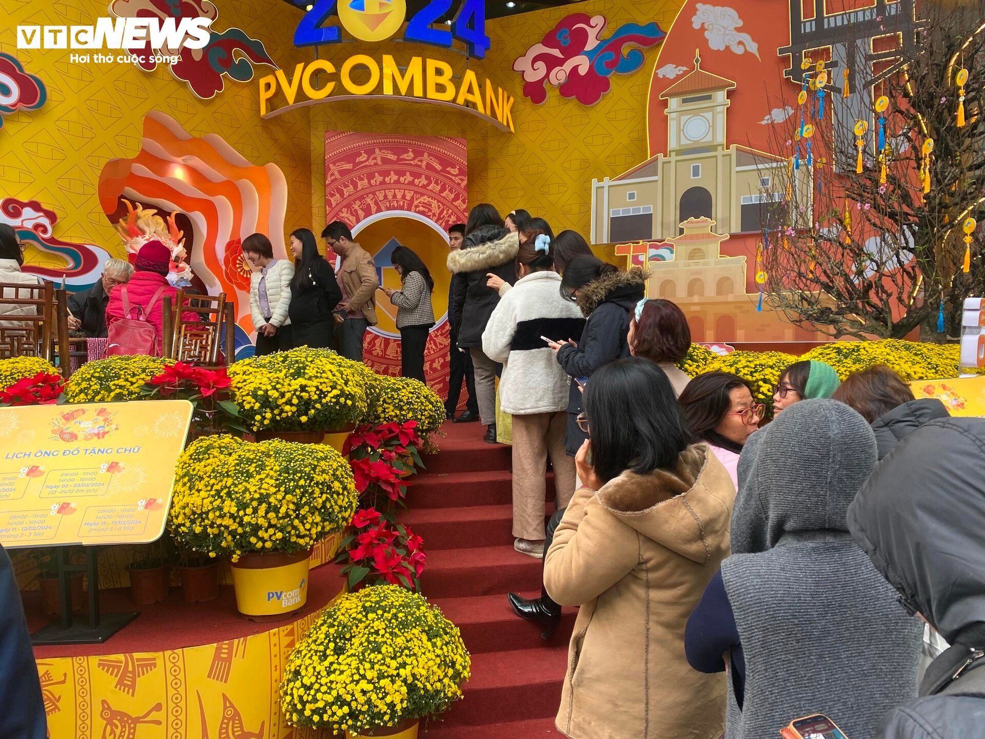 Trung tâm thương mại ở Hà Nội trang hoàng lộng lẫy đón Tết Giáp Thìn 2024 - Ảnh 7