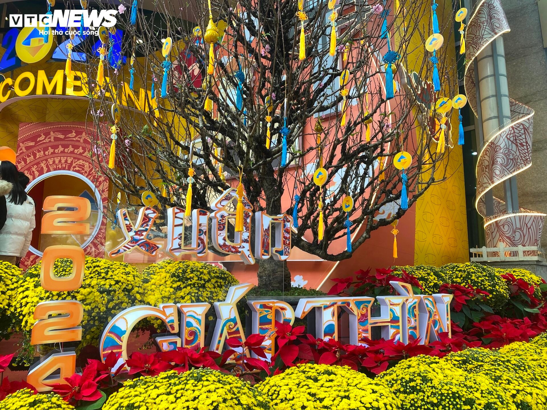 Trung tâm thương mại ở Hà Nội trang hoàng lộng lẫy đón Tết Giáp Thìn 2024 - Ảnh 9