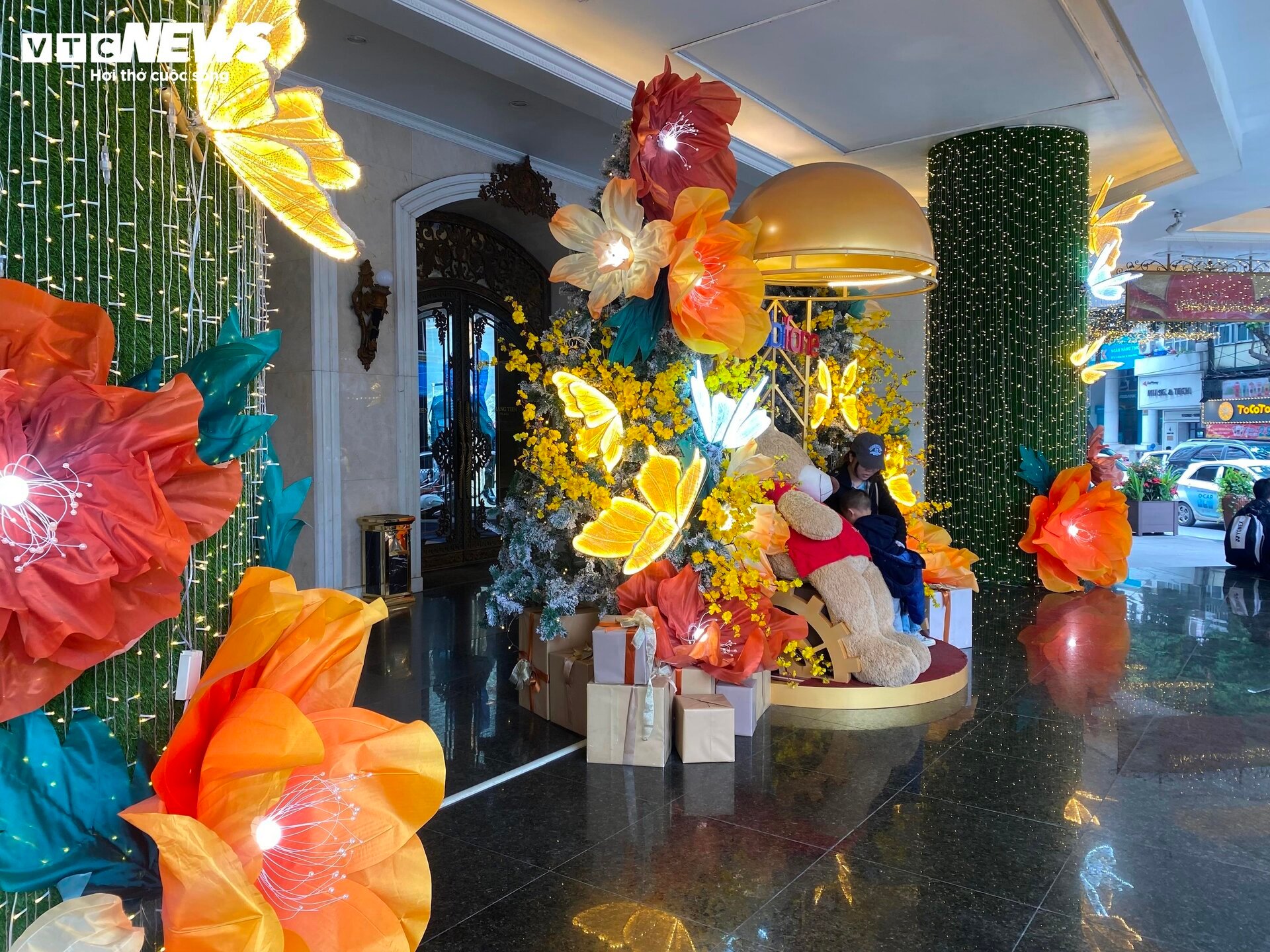 Trung tâm thương mại ở Hà Nội trang hoàng lộng lẫy đón Tết Giáp Thìn 2024 - Ảnh 6