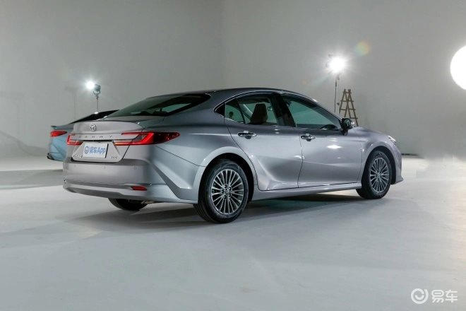 'Vua các dòng sedan' Toyota Camry thế hệ mới chào sân thị trường sát vách Việt Nam: tiêu thụ 4,2 lít/100 km, giá từ dưới 600 triệu đồng - Ảnh 3