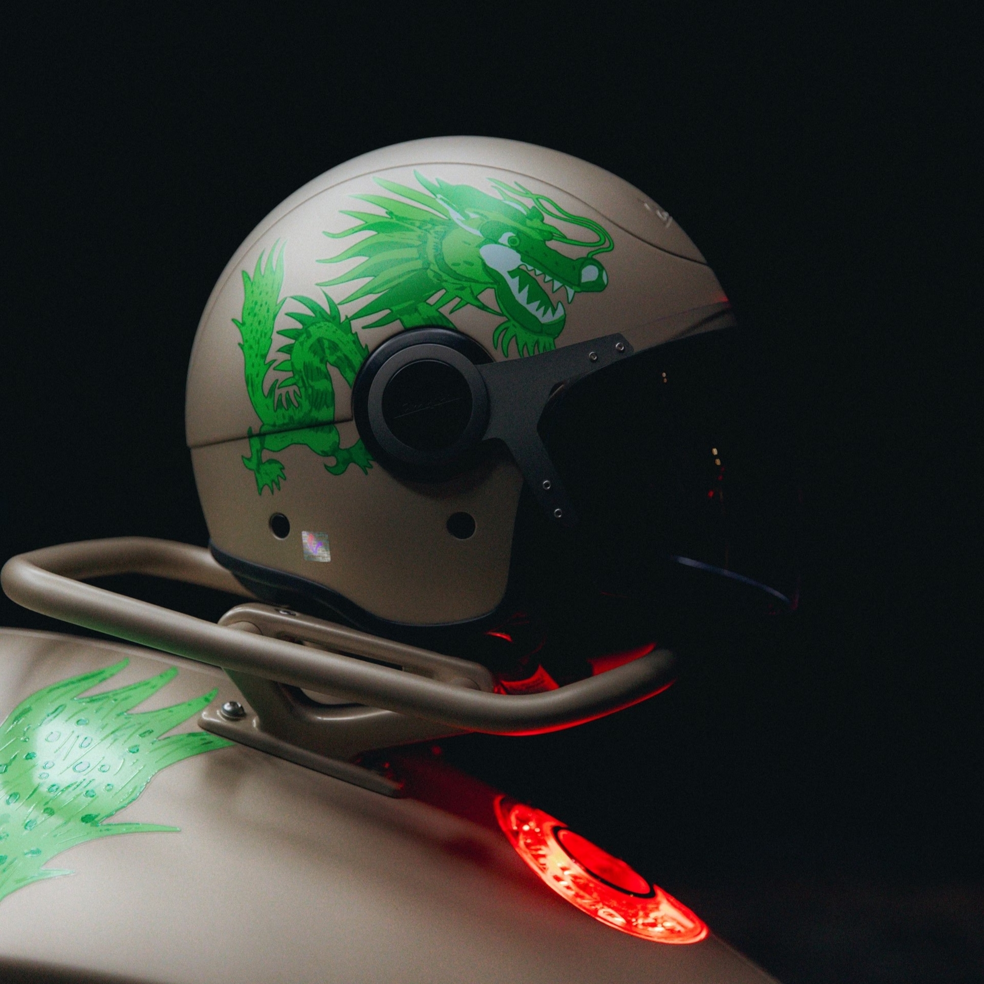 Vespa 946 bản đặc biệt về Việt Nam sau Tết: Giá quy đổi hơn 300 triệu đồng, bán giới hạn, họa tiết hợp dân chơi tuổi Thìn - Ảnh 6