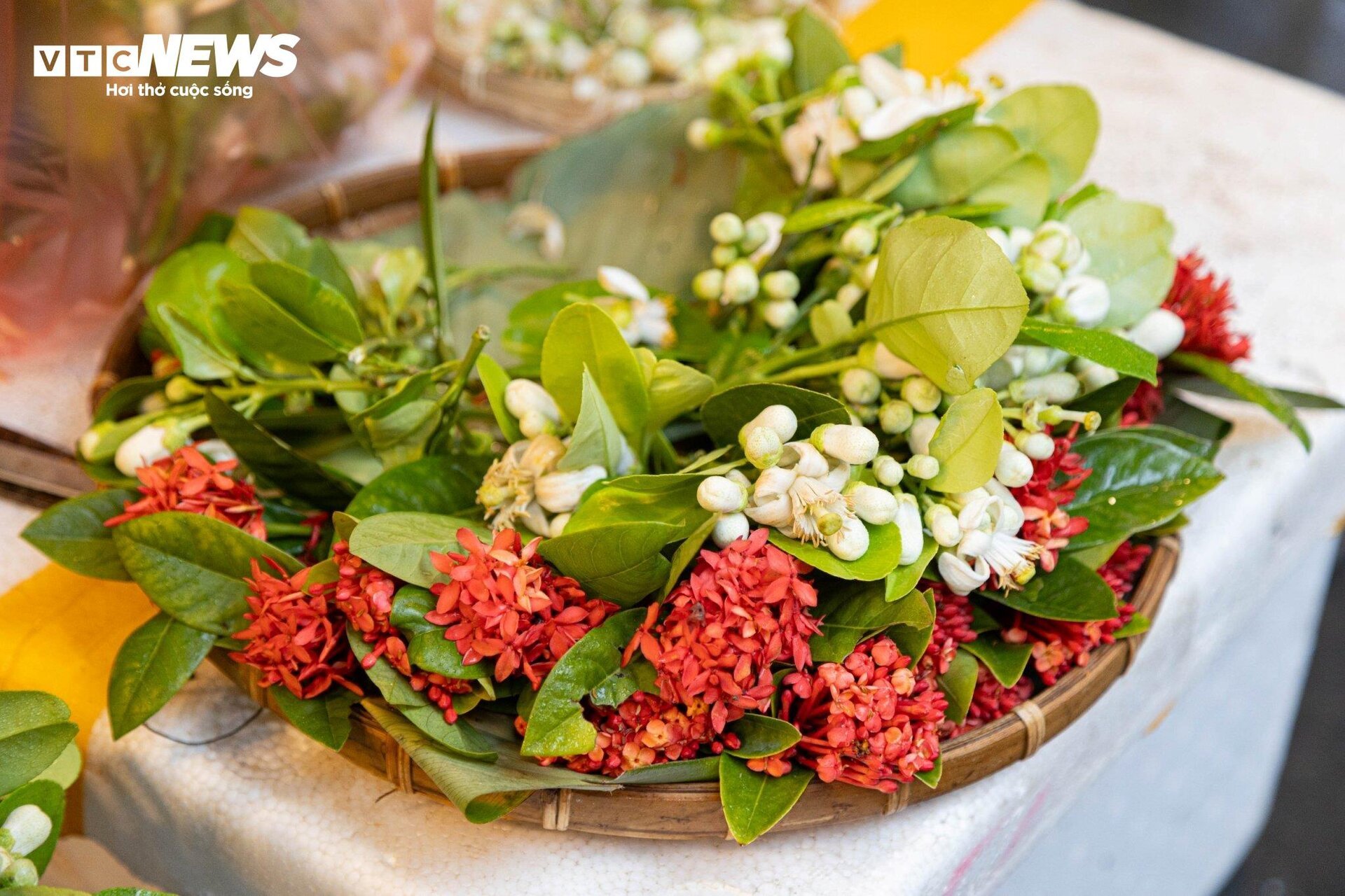 Người Hà Nội sắm lễ cúng rằm cuối cùng năm Quý Mão trong giá rét - Ảnh 16