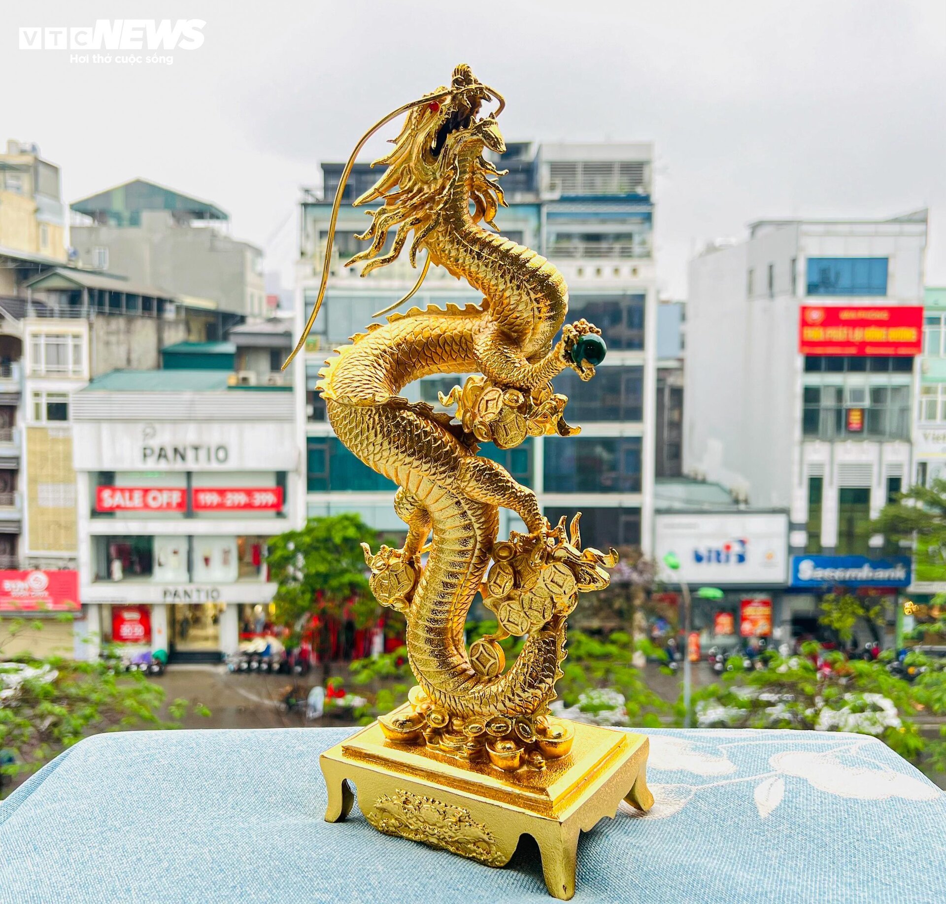 Quà Tết Giáp Thìn sang chảnh: Tượng rồng mạ vàng 24k giá hàng chục triệu đồng - Ảnh 11