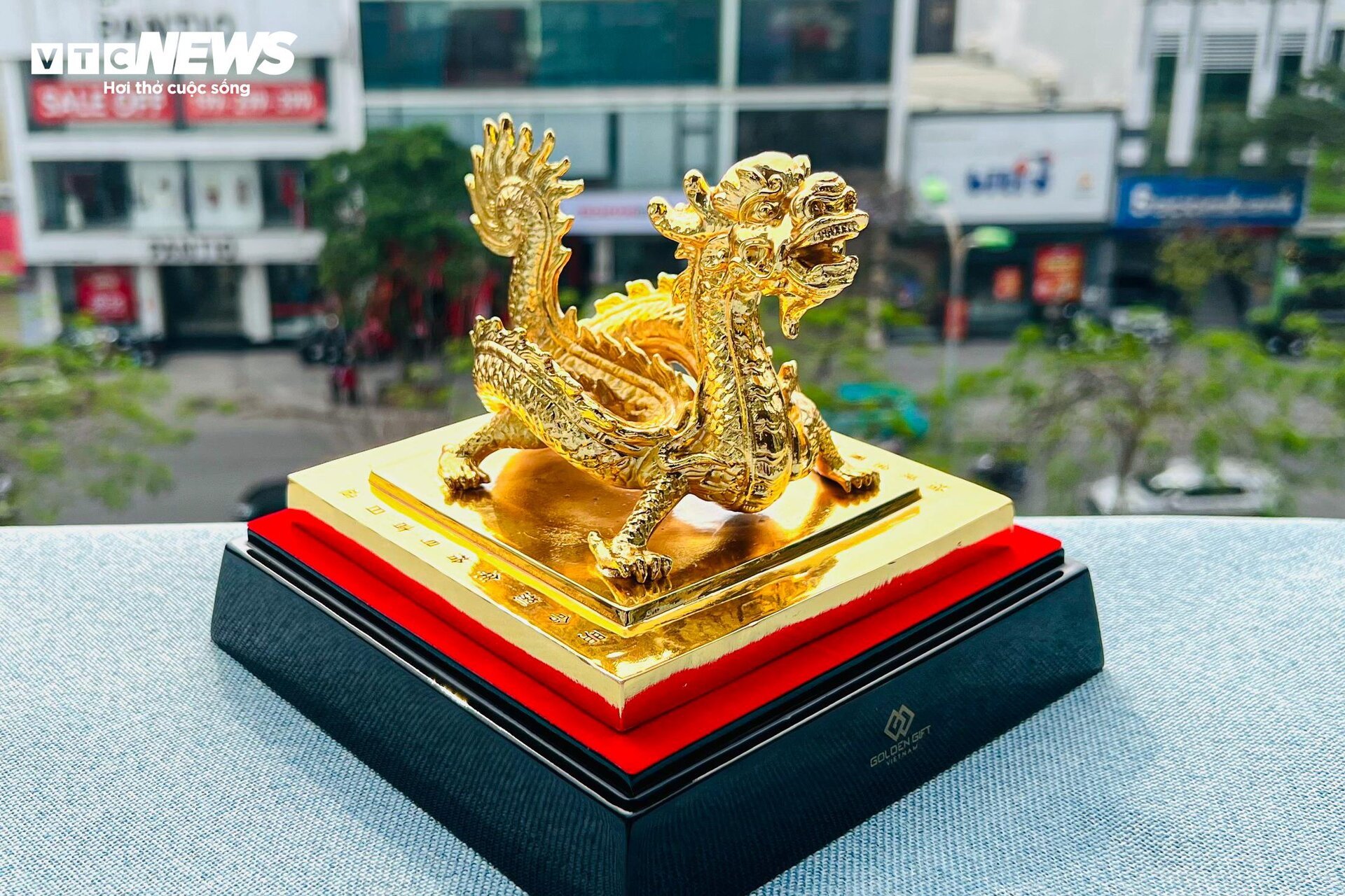 Quà Tết Giáp Thìn sang chảnh: Tượng rồng mạ vàng 24k giá hàng chục triệu đồng - Ảnh 4