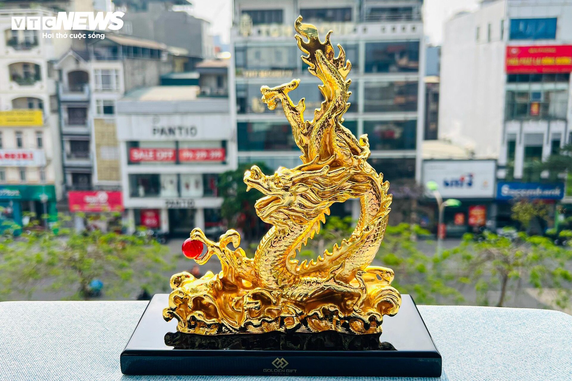 Quà Tết Giáp Thìn sang chảnh: Tượng rồng mạ vàng 24k giá hàng chục triệu đồng - Ảnh 3