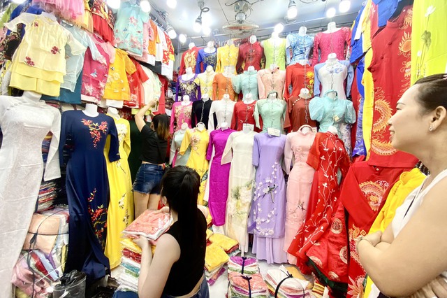 Tình hình tiểu thương chợ Bến Thành sau 1 tháng tham gia livestream bán hàng như thế nào? - Ảnh 1