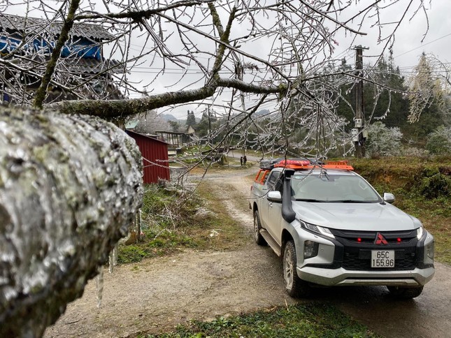Người Hà Nội đổ xô đi 'săn' băng tuyết trên đỉnh núi Mẫu Sơn - Ảnh 2