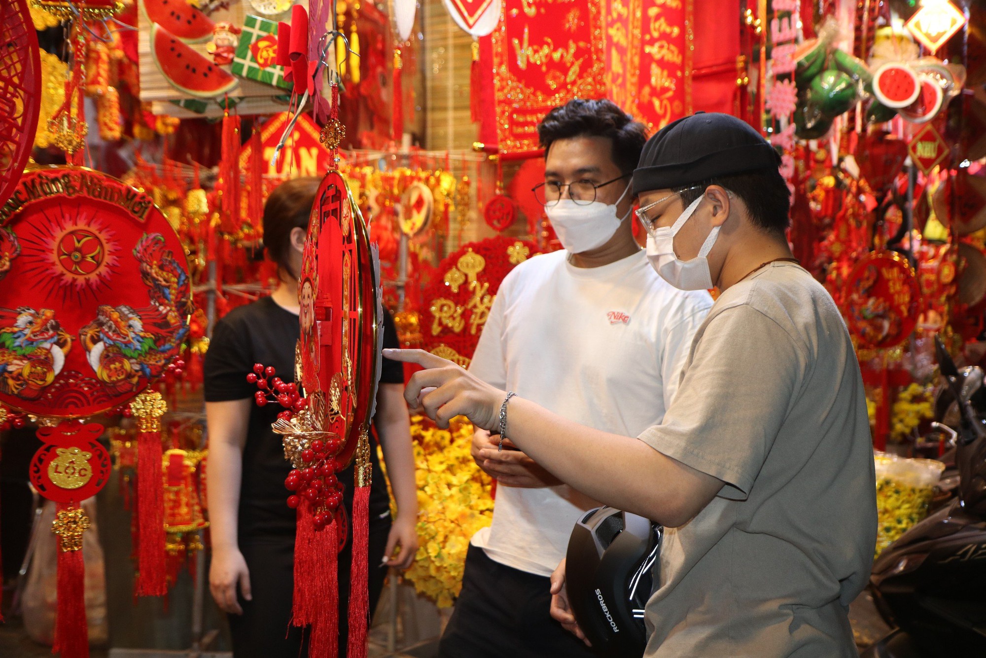 Phố bán đồ trang trí Tết lớn nhất TP HCM đông nghẹt khách - Ảnh 5