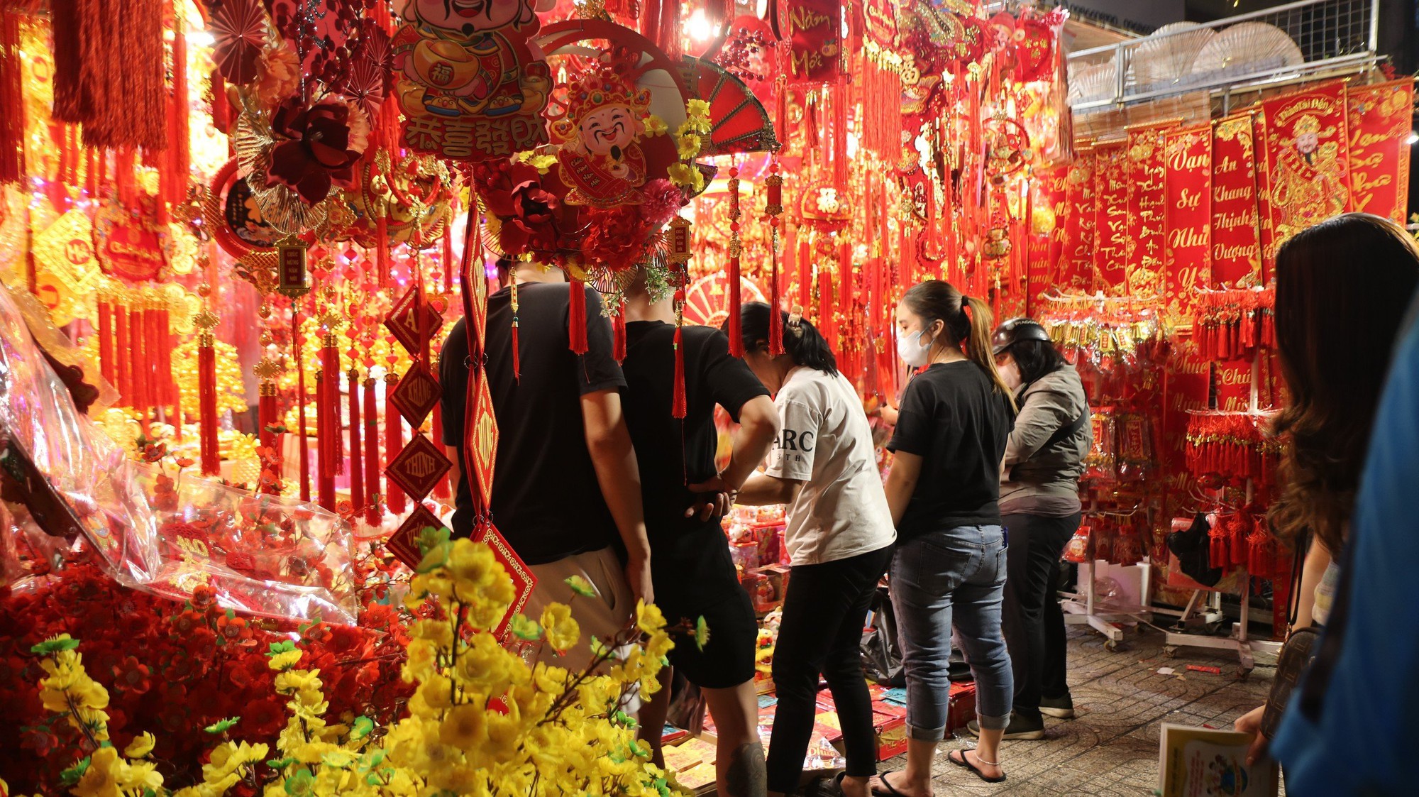 Phố bán đồ trang trí Tết lớn nhất TP HCM đông nghẹt khách - Ảnh 3