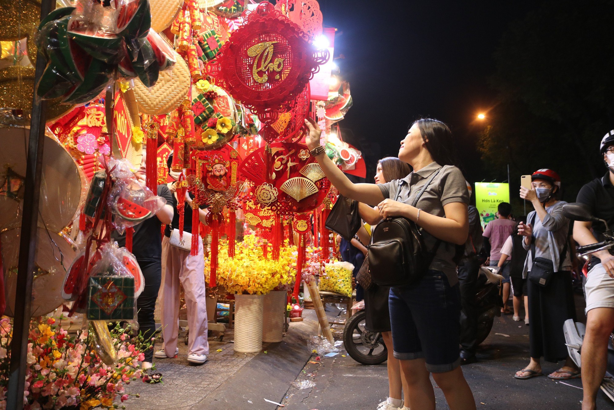 Phố bán đồ trang trí Tết lớn nhất TP HCM đông nghẹt khách - Ảnh 14