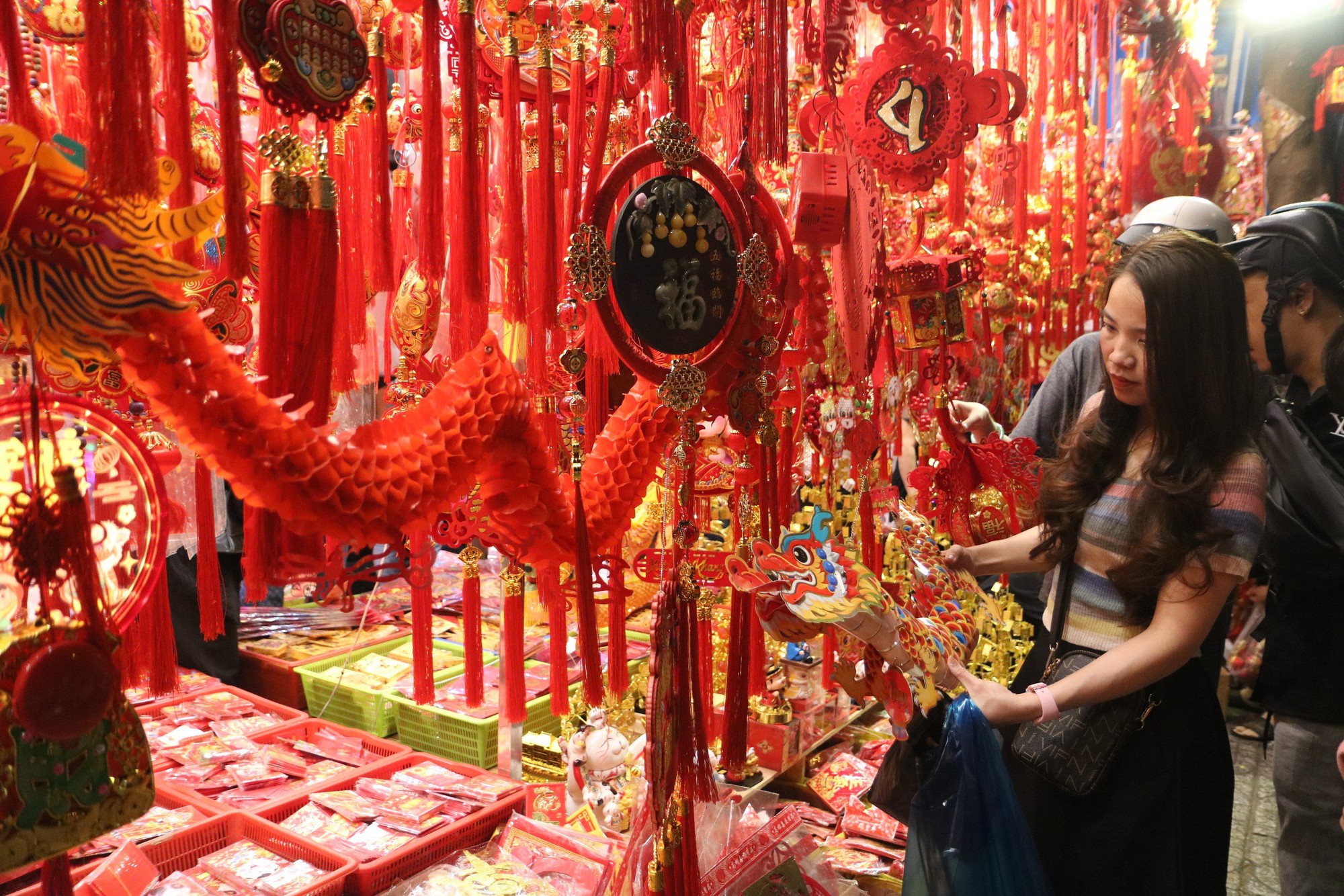 Phố bán đồ trang trí Tết lớn nhất TP HCM đông nghẹt khách - Ảnh 12