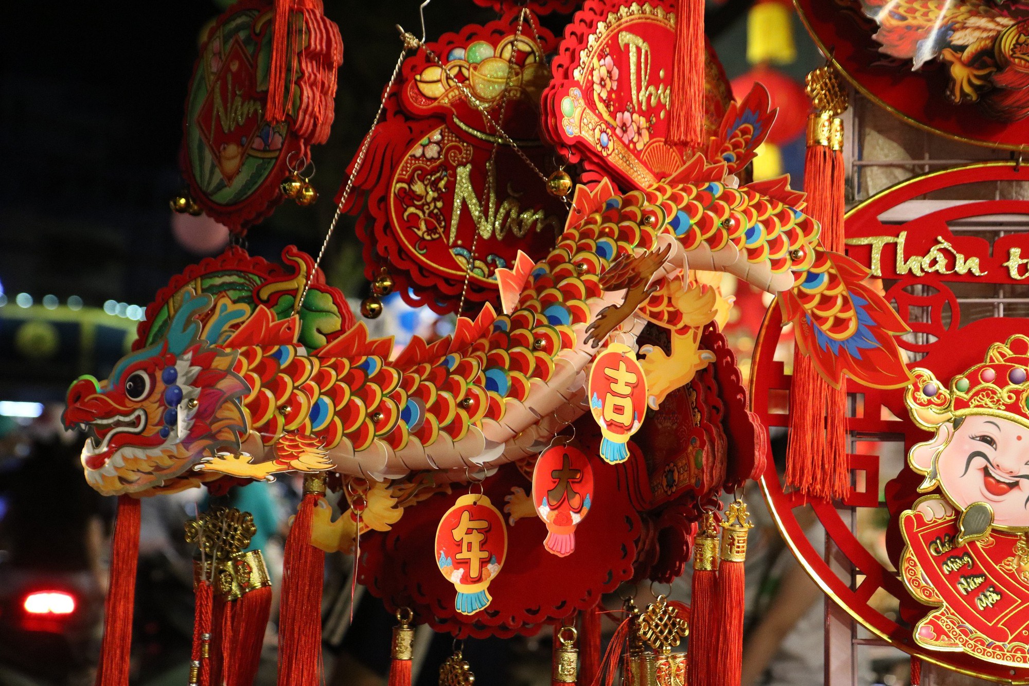 Phố bán đồ trang trí Tết lớn nhất TP HCM đông nghẹt khách - Ảnh 10