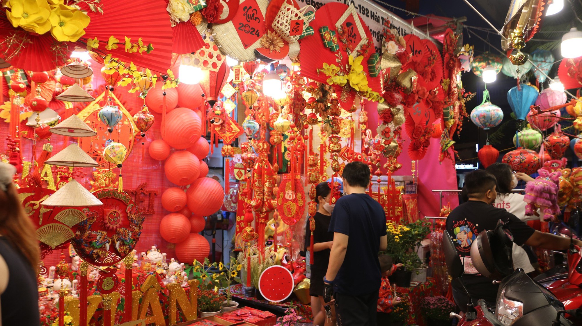 Phố bán đồ trang trí Tết lớn nhất TP HCM đông nghẹt khách - Ảnh 11