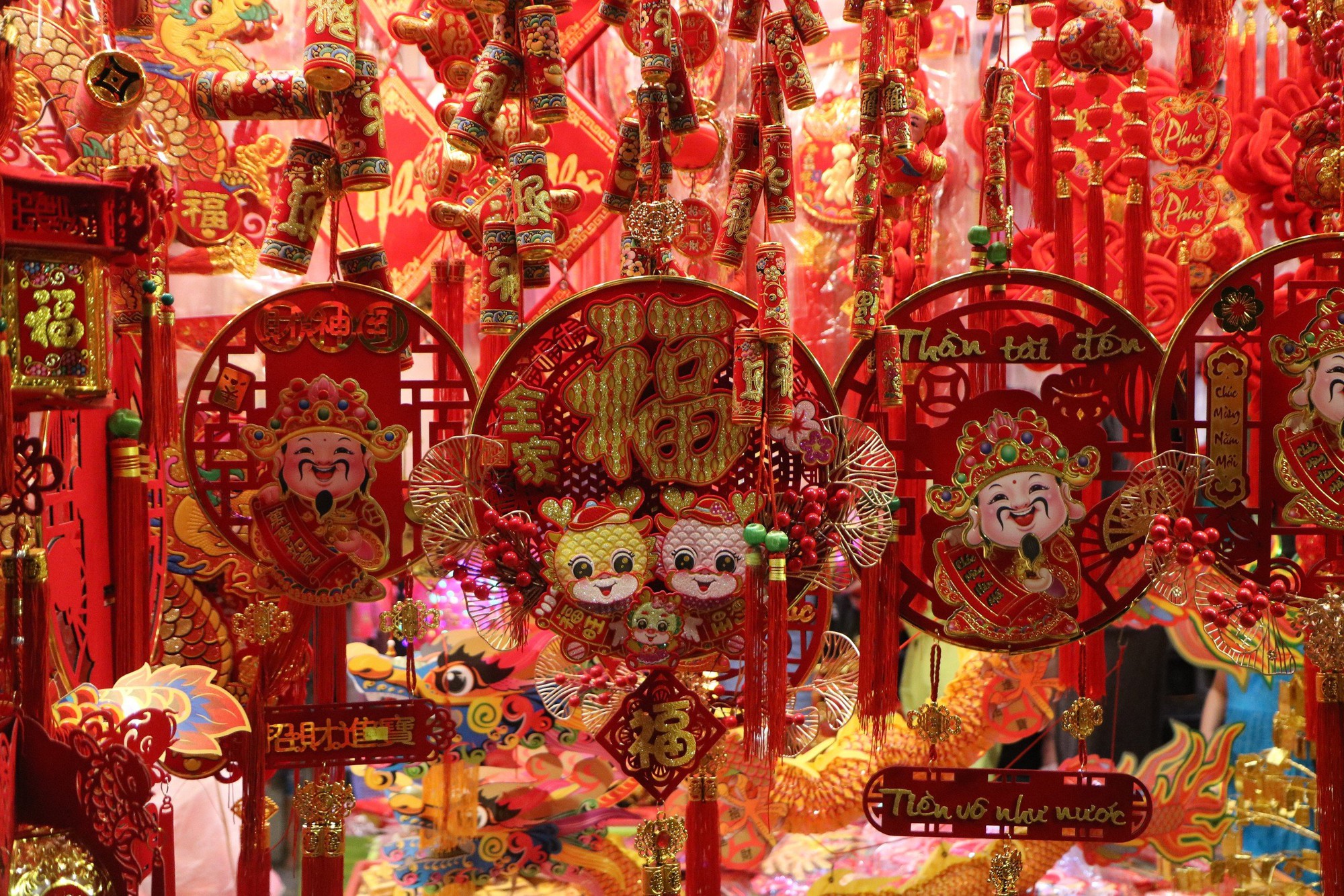 Phố bán đồ trang trí Tết lớn nhất TP HCM đông nghẹt khách - Ảnh 13