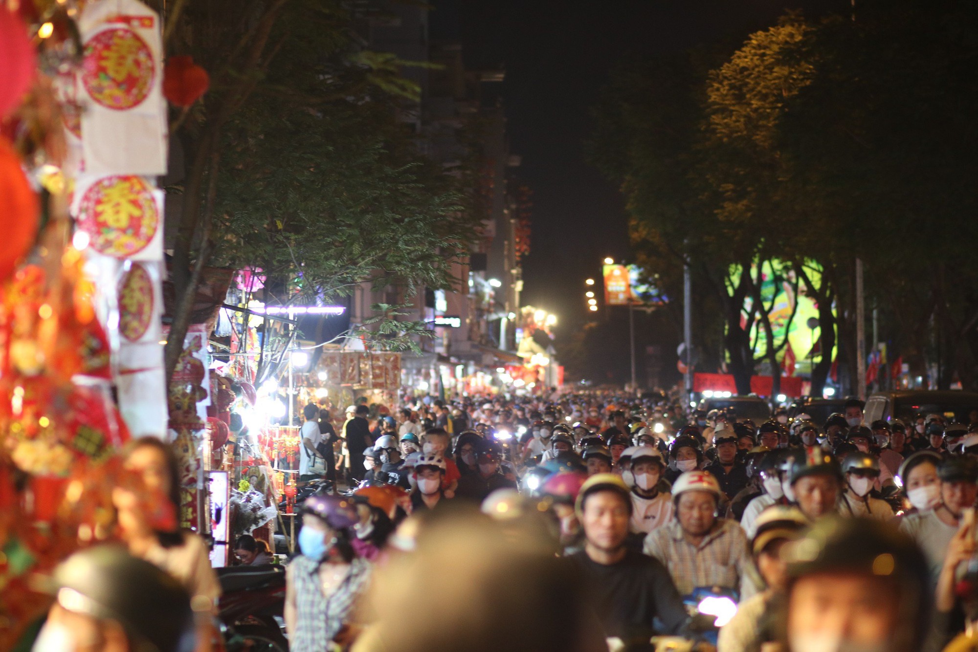 Phố bán đồ trang trí Tết lớn nhất TP HCM đông nghẹt khách - Ảnh 1