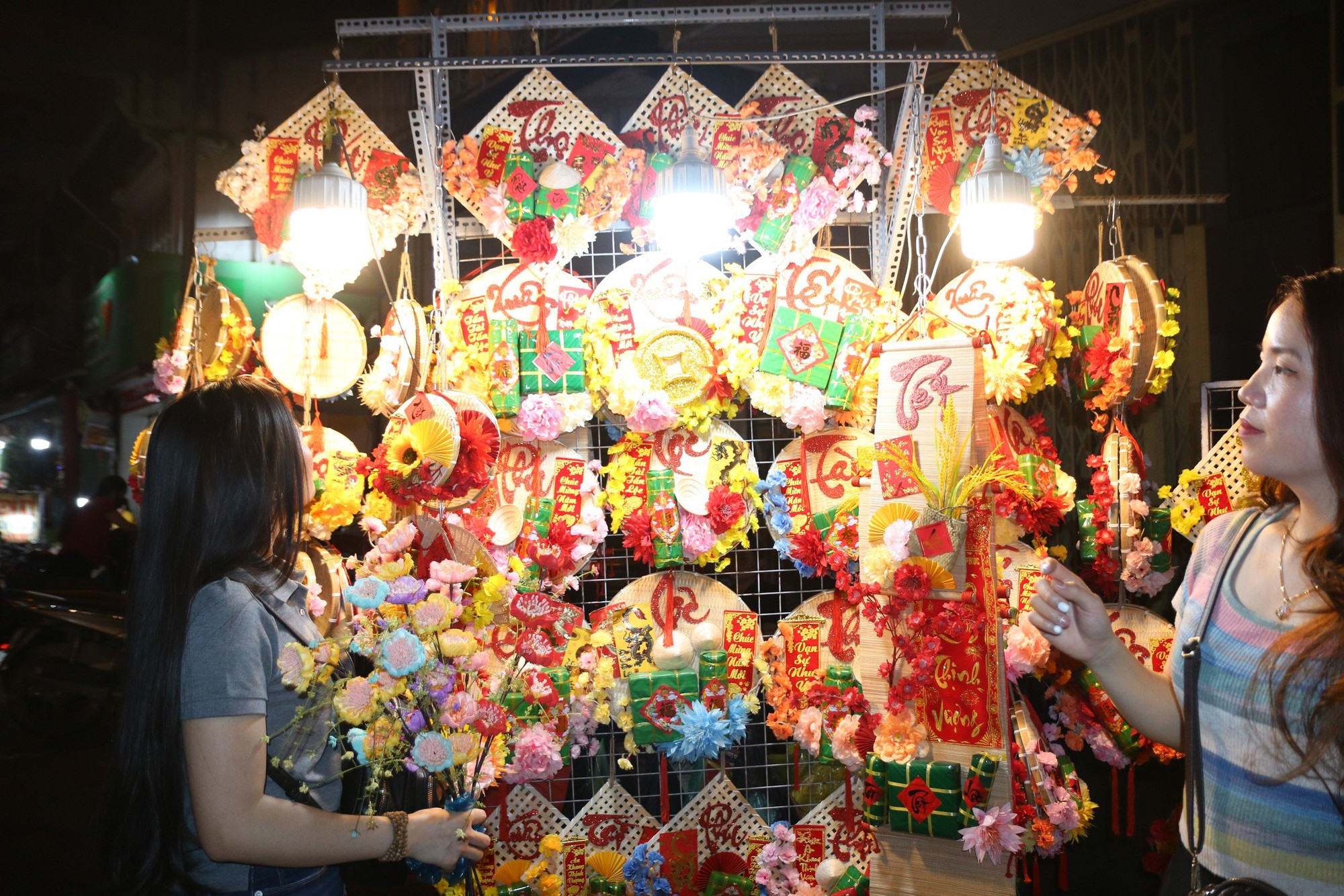 Phố bán đồ trang trí Tết lớn nhất TP HCM đông nghẹt khách - Ảnh 7