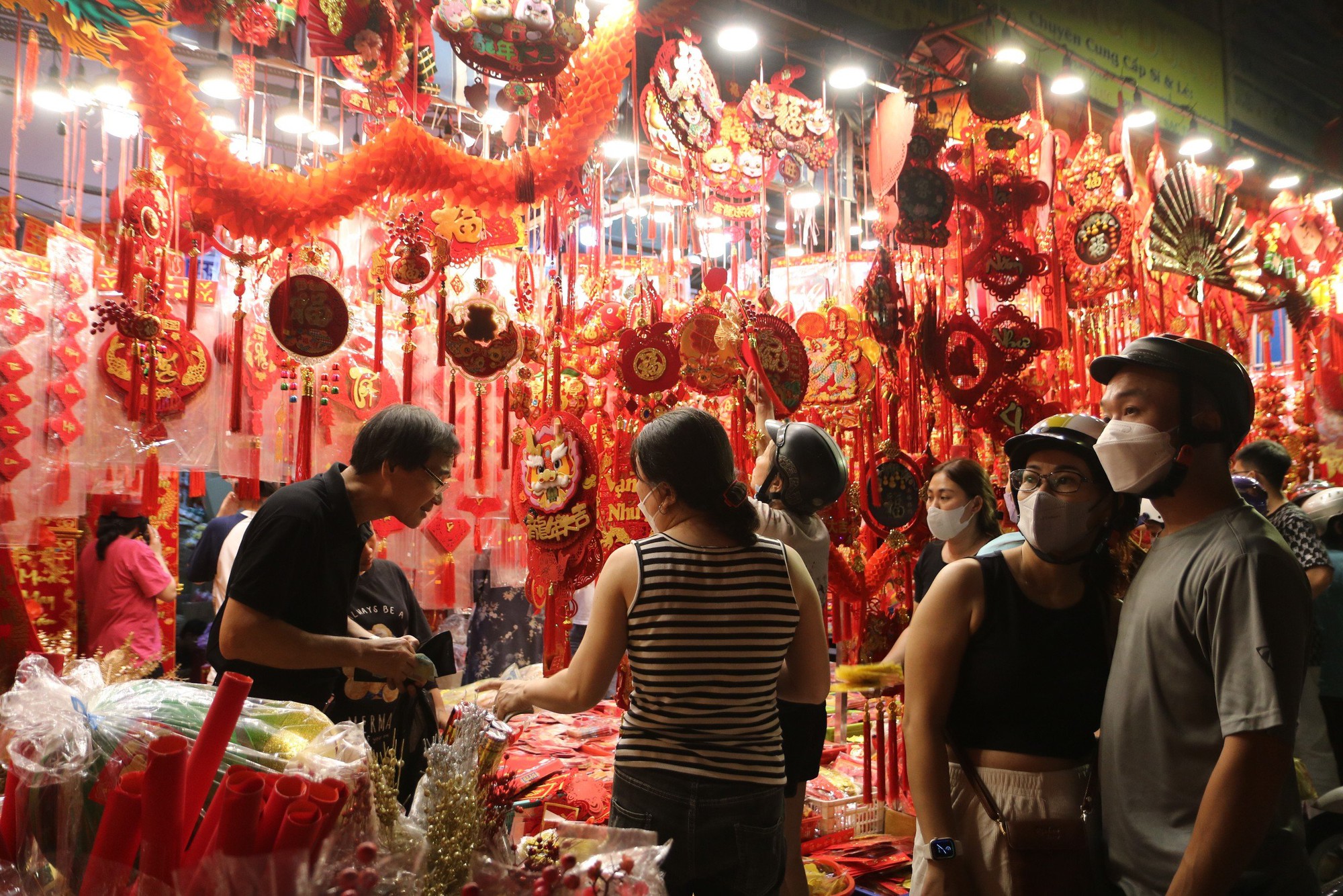 Phố bán đồ trang trí Tết lớn nhất TP HCM đông nghẹt khách - Ảnh 9