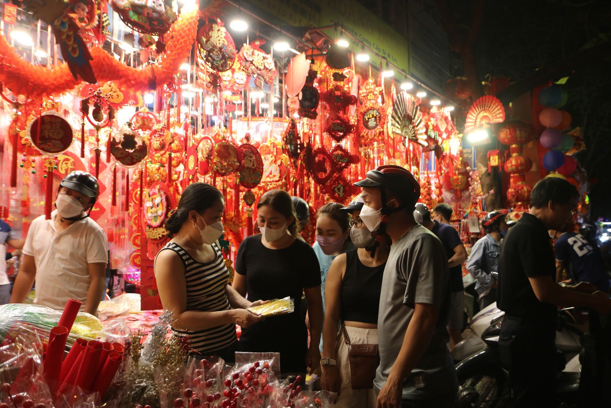 Phố bán đồ trang trí Tết lớn nhất TP HCM đông nghẹt khách - Ảnh 8