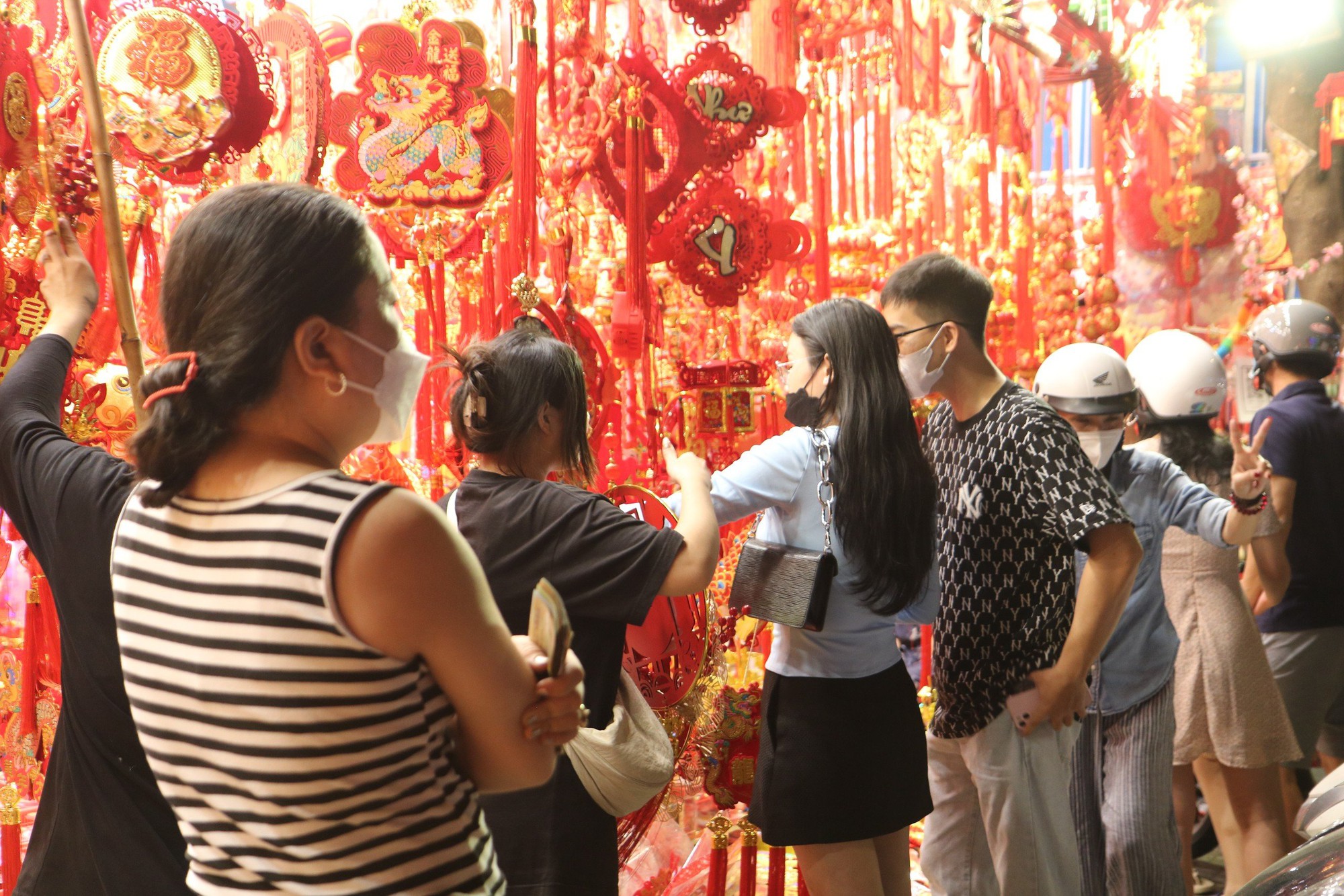 Phố bán đồ trang trí Tết lớn nhất TP HCM đông nghẹt khách - Ảnh 6