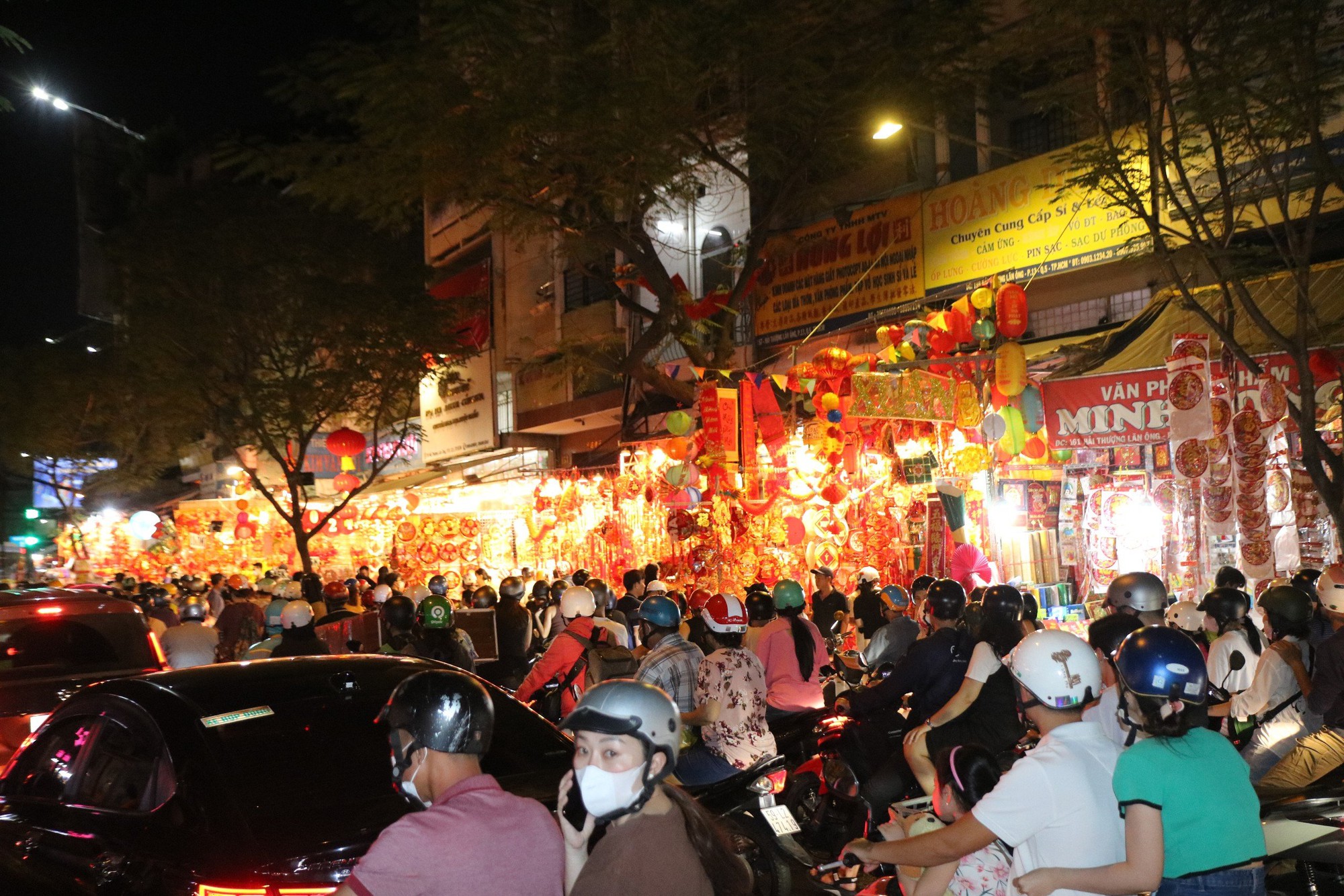 Phố bán đồ trang trí Tết lớn nhất TP HCM đông nghẹt khách - Ảnh 2