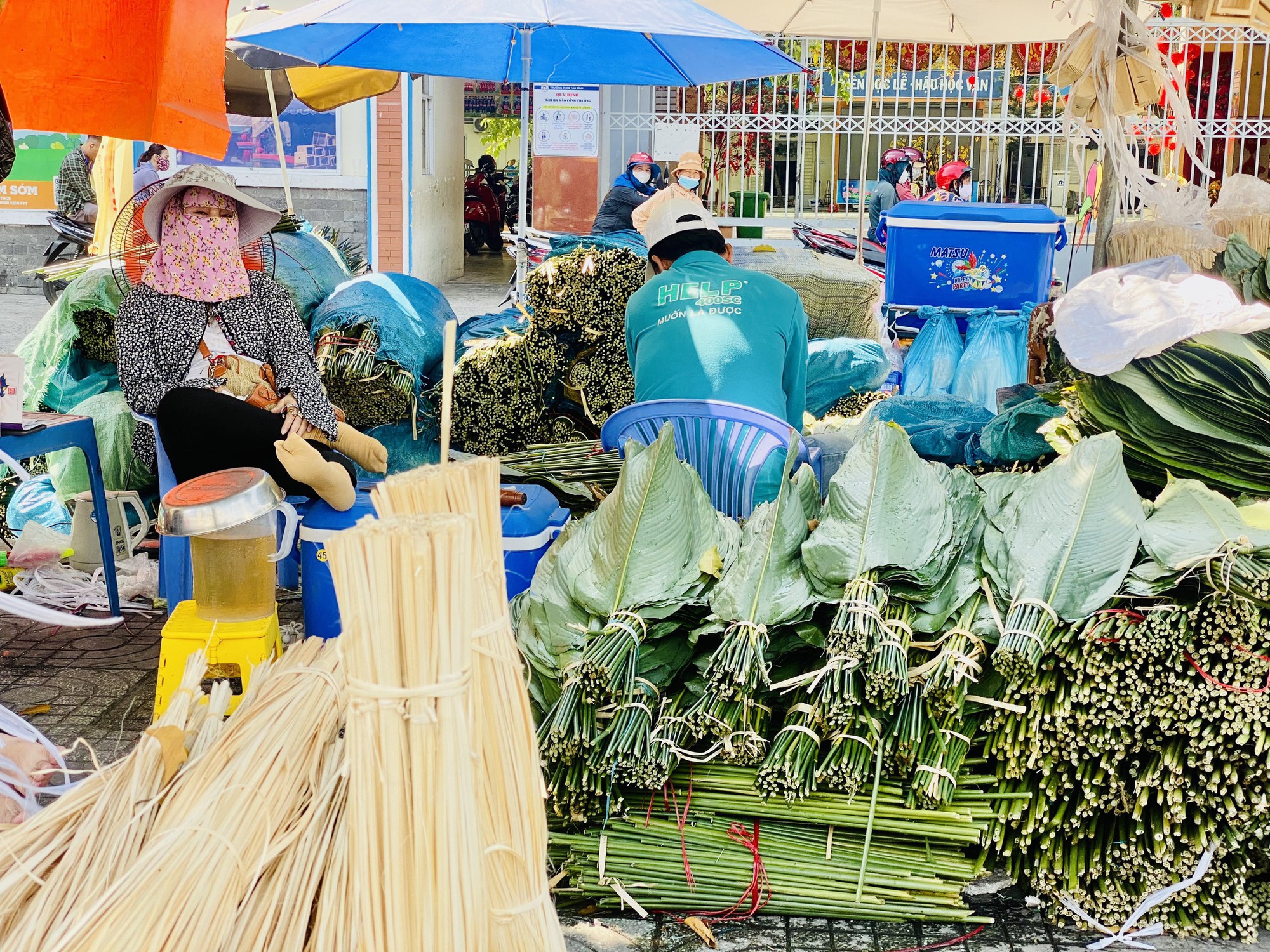 Chợ bán lá dong lớn nhất TP HCM năm nay ra sao? - Ảnh 8