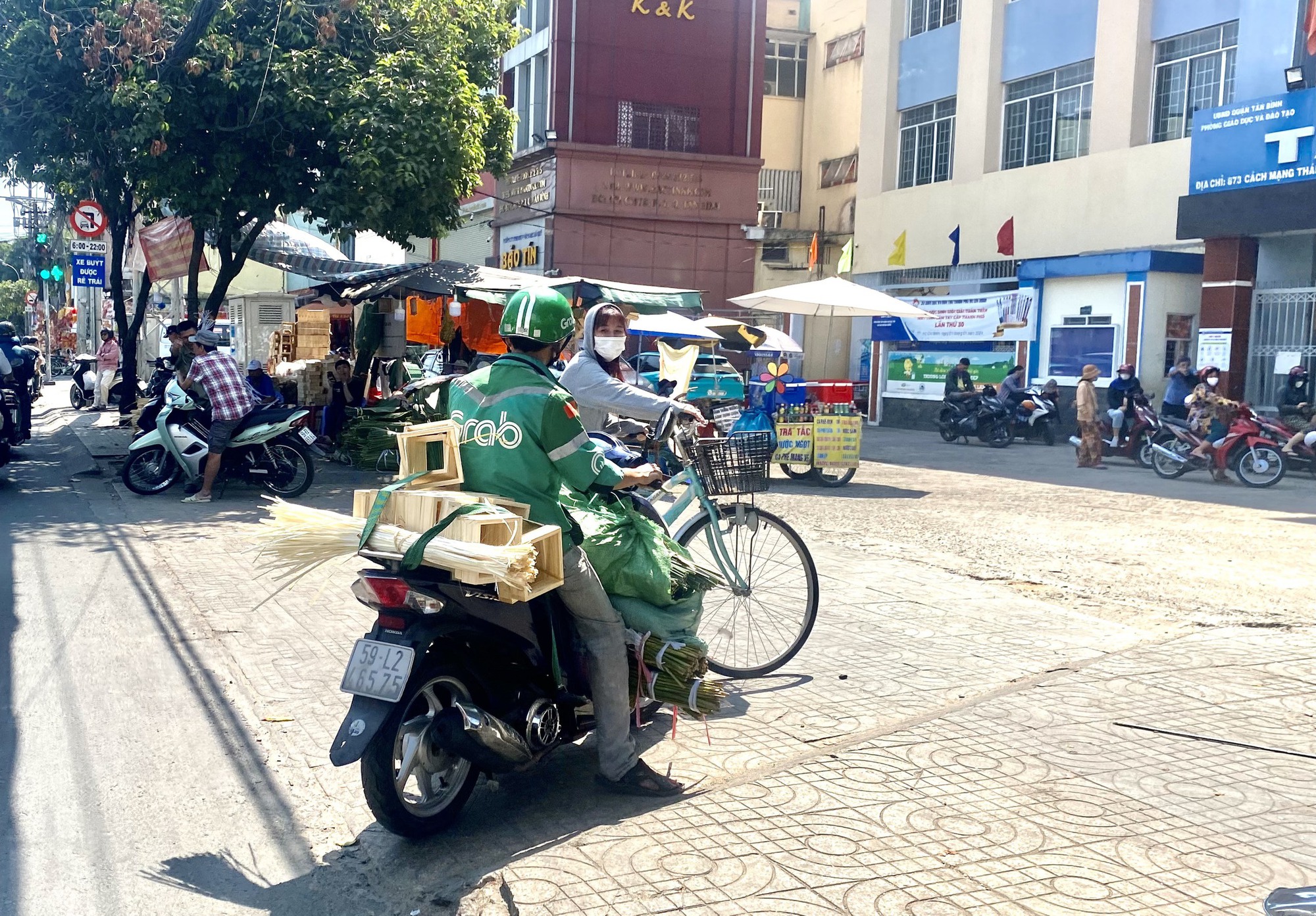 Chợ bán lá dong lớn nhất TP HCM năm nay ra sao? - Ảnh 7