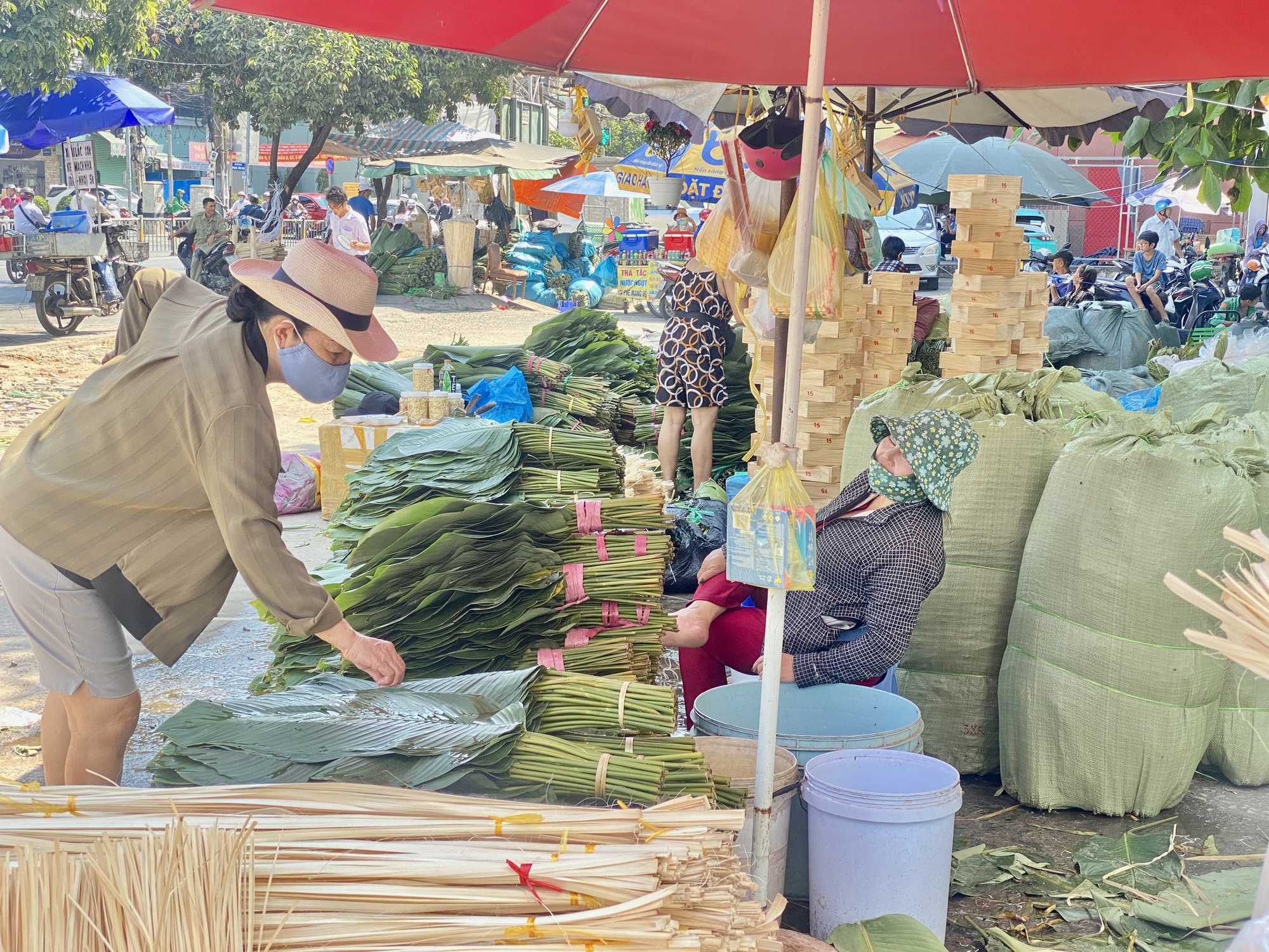 Chợ bán lá dong lớn nhất TP HCM năm nay ra sao? - Ảnh 2
