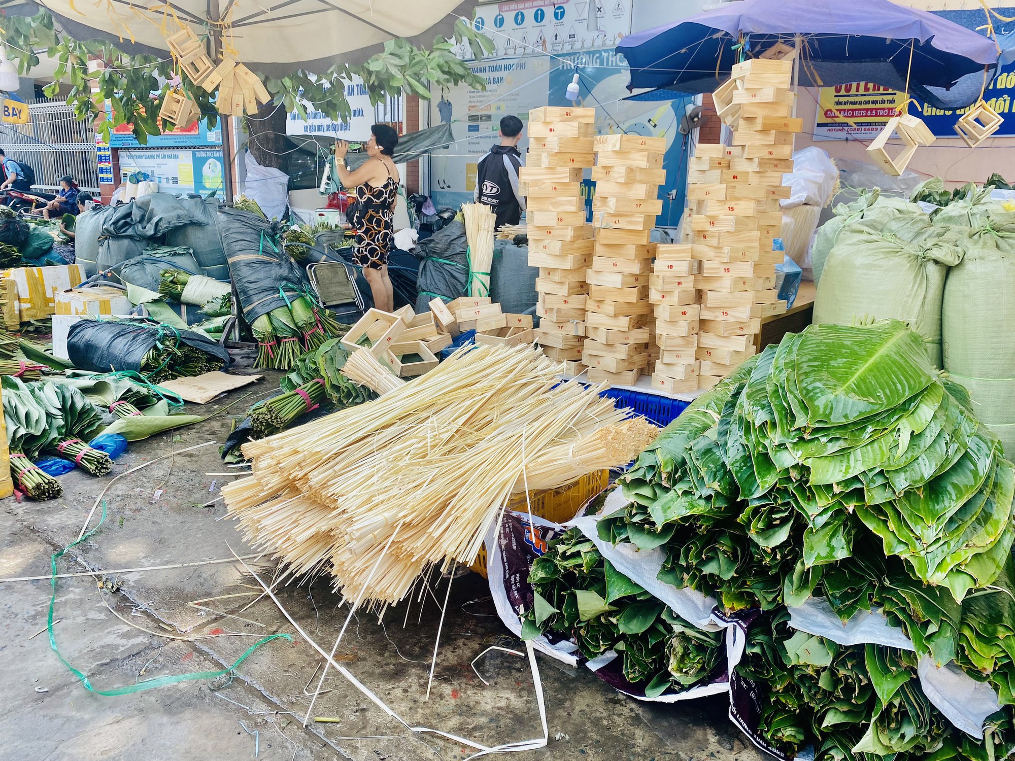 Chợ bán lá dong lớn nhất TP HCM năm nay ra sao? - Ảnh 3