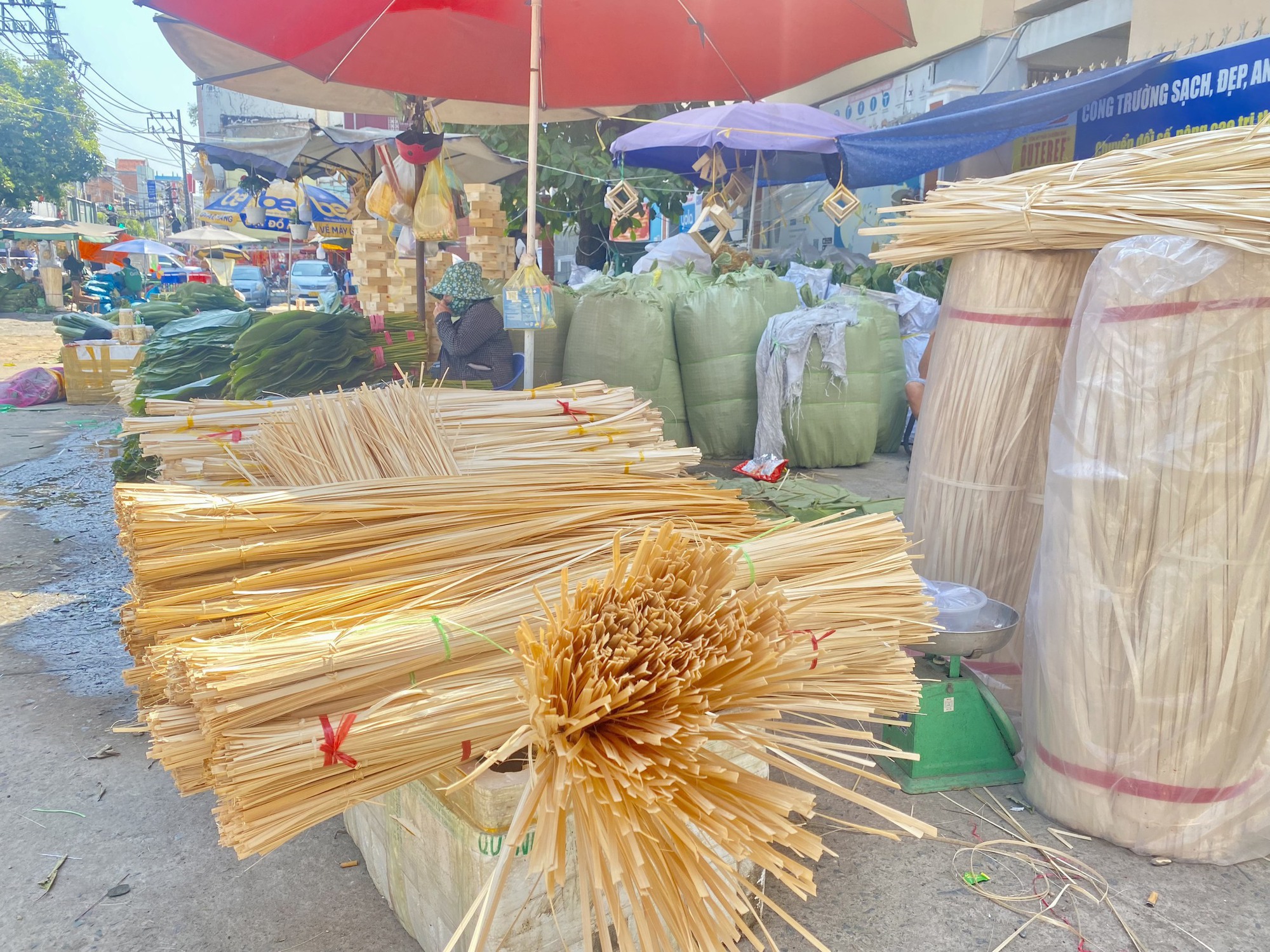 Chợ bán lá dong lớn nhất TP HCM năm nay ra sao? - Ảnh 6