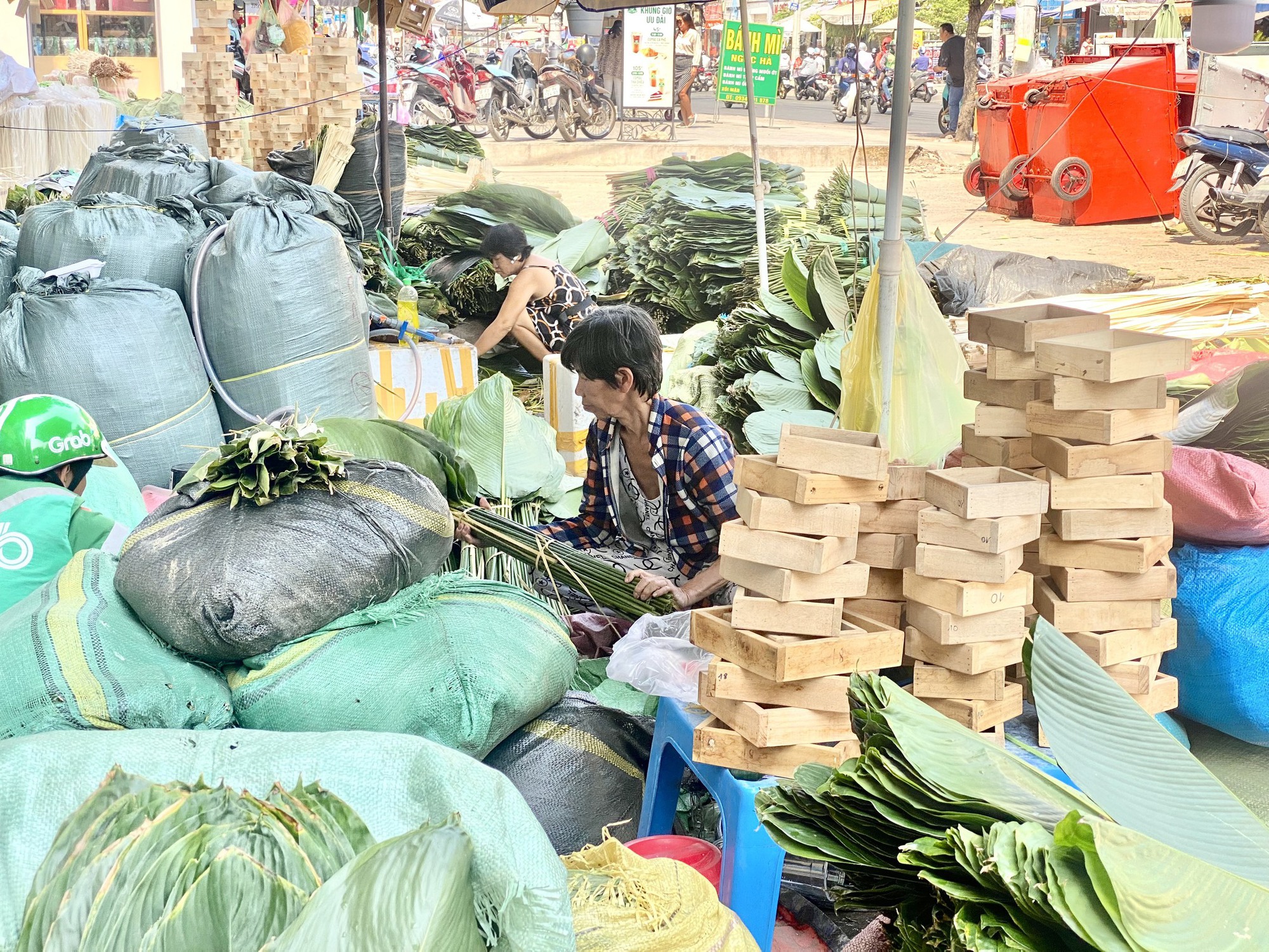 Chợ bán lá dong lớn nhất TP HCM năm nay ra sao? - Ảnh 5
