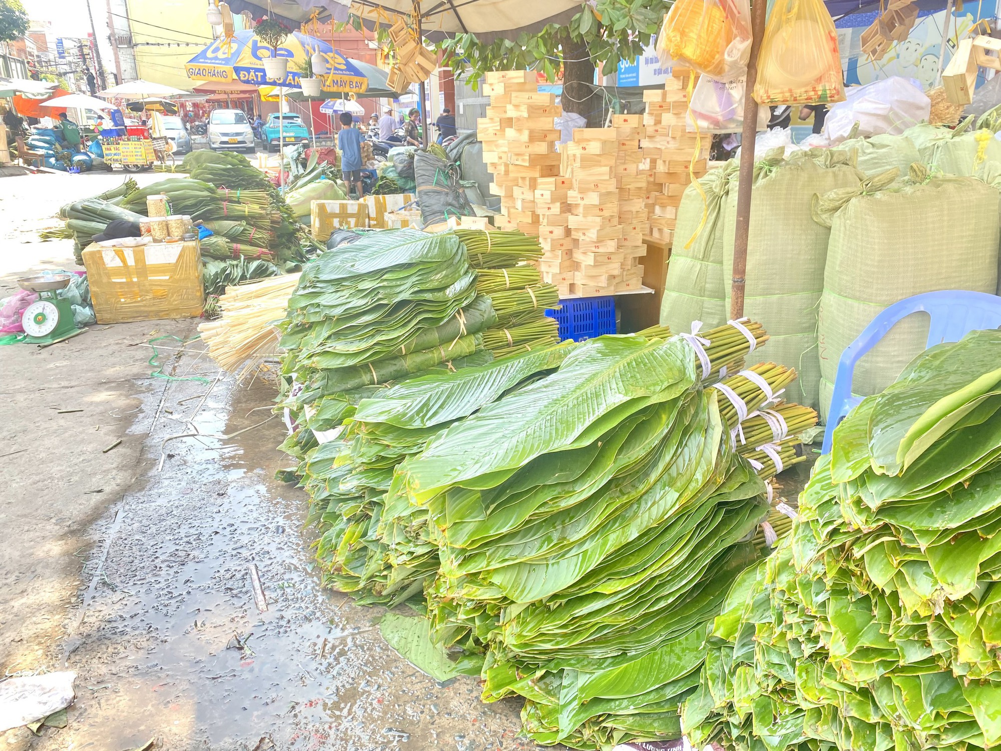 Chợ bán lá dong lớn nhất TP HCM năm nay ra sao? - Ảnh 4