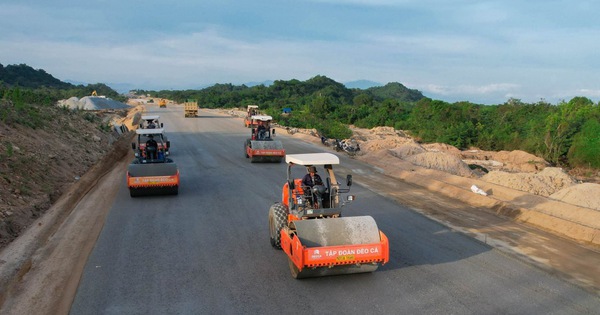 Ông Hồ Minh Hoàng - Chủ tịch Tập đoàn Đèo Cả - nói sẽ chi trả lương , thưởng cho sinh viên thực tập.