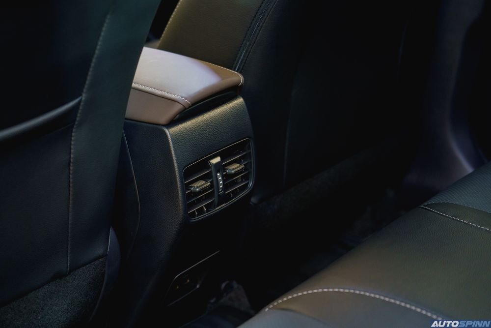 Ra mắt Toyota Corolla Cross 2024: Giá quy đổi từ 680 triệu, lưới tản nhiệt kiểu Lexus RX, có thể Việt Nam giữa năm nay - Ảnh 10